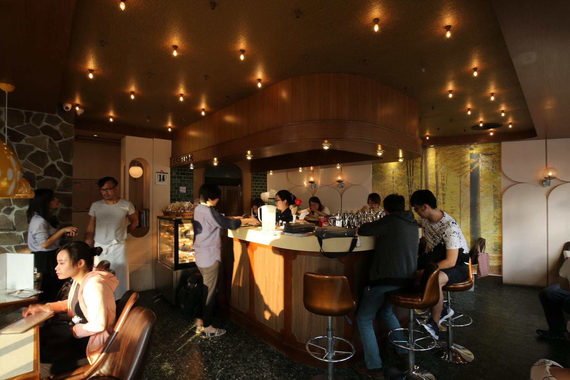 KADOYA喫茶店的店內中心是一座U型吧檯，復古空間很迷人。