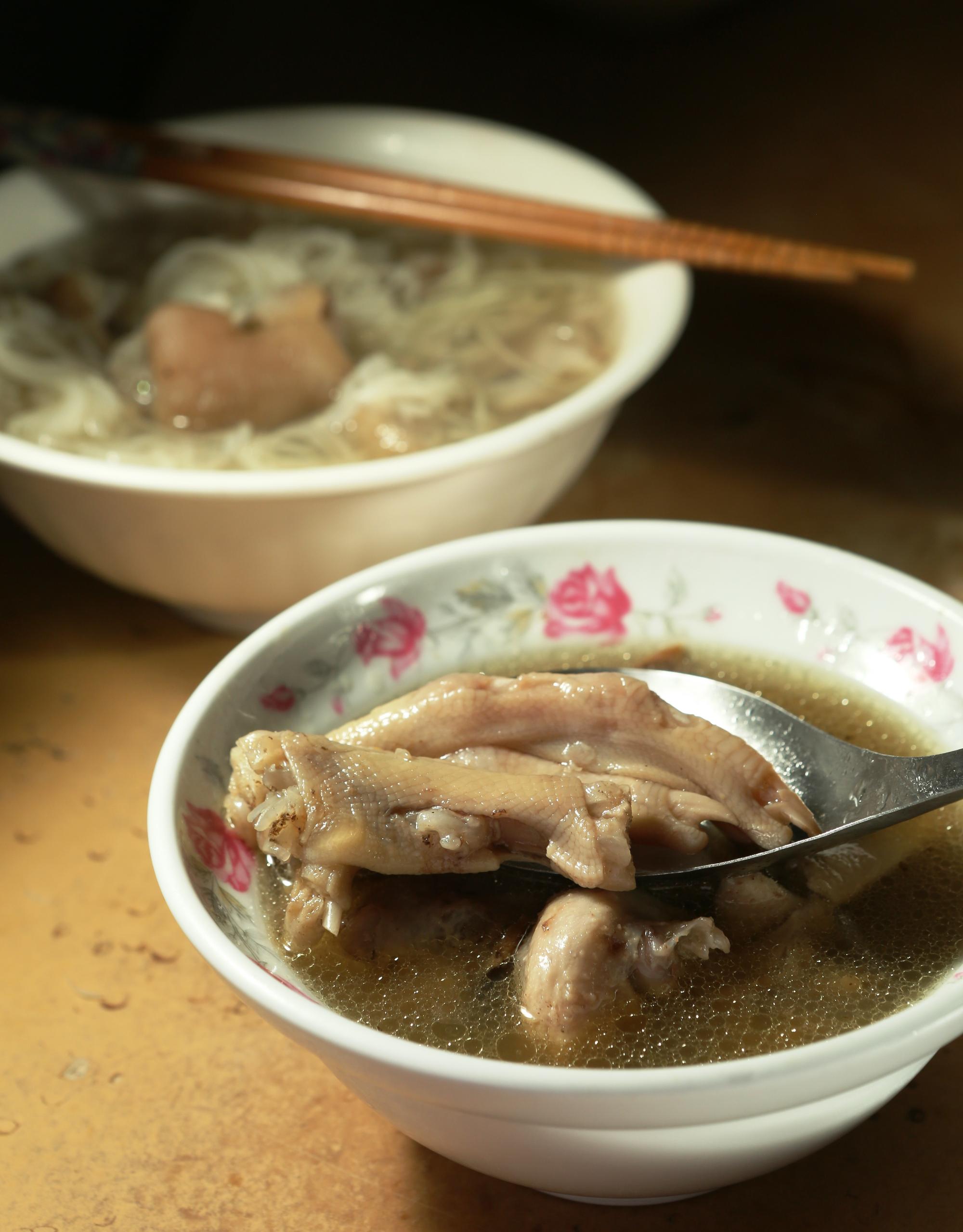 鴨腳翅（50元）滿是膠質，湯汁黏嘴，每日限量100盅，傍晚6點左右就賣完。