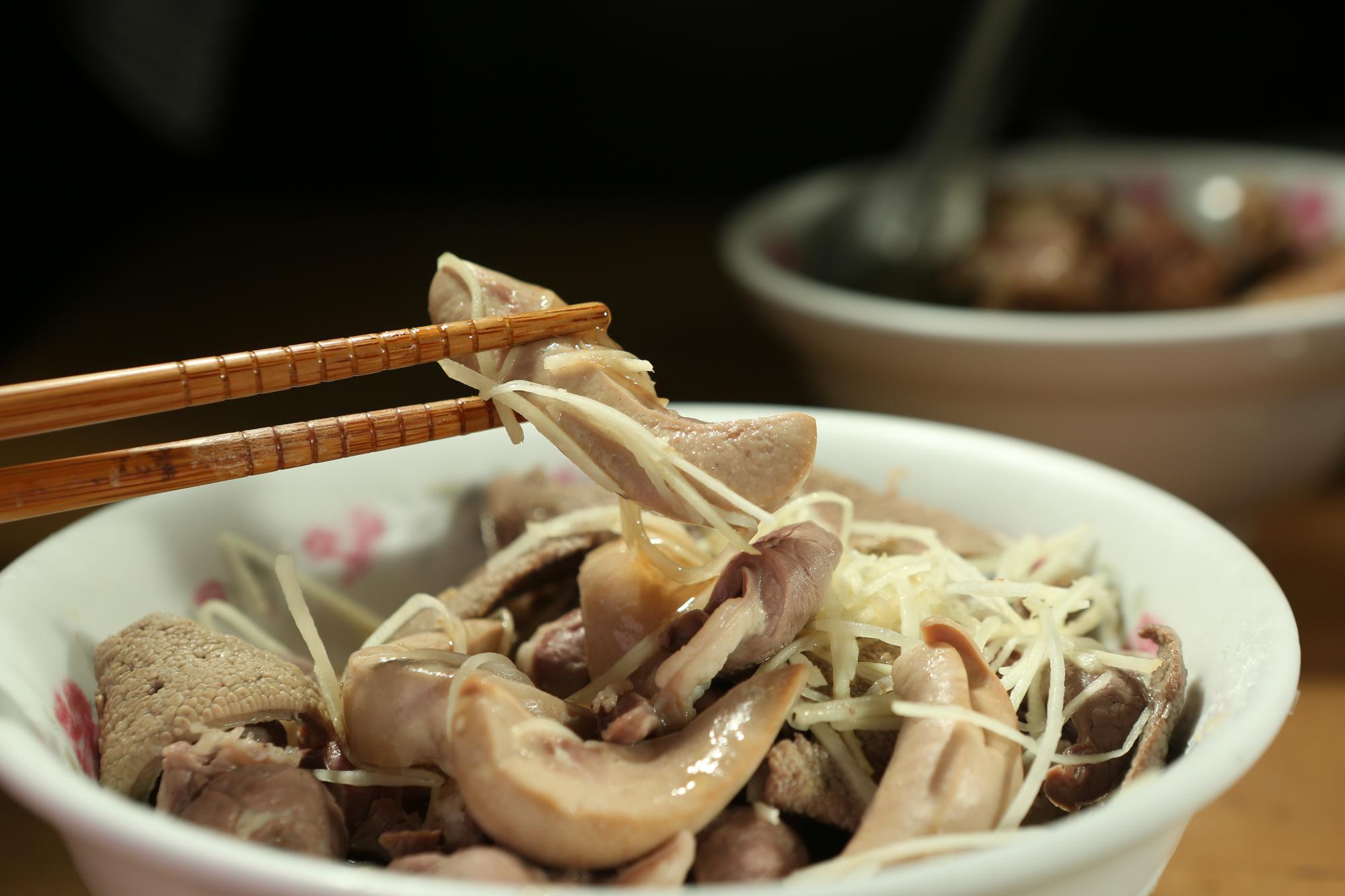 適口熟度的綜合心肝腰胑（200元）拌上麻油，一碗集合內臟彈脆鮮美的風味。 