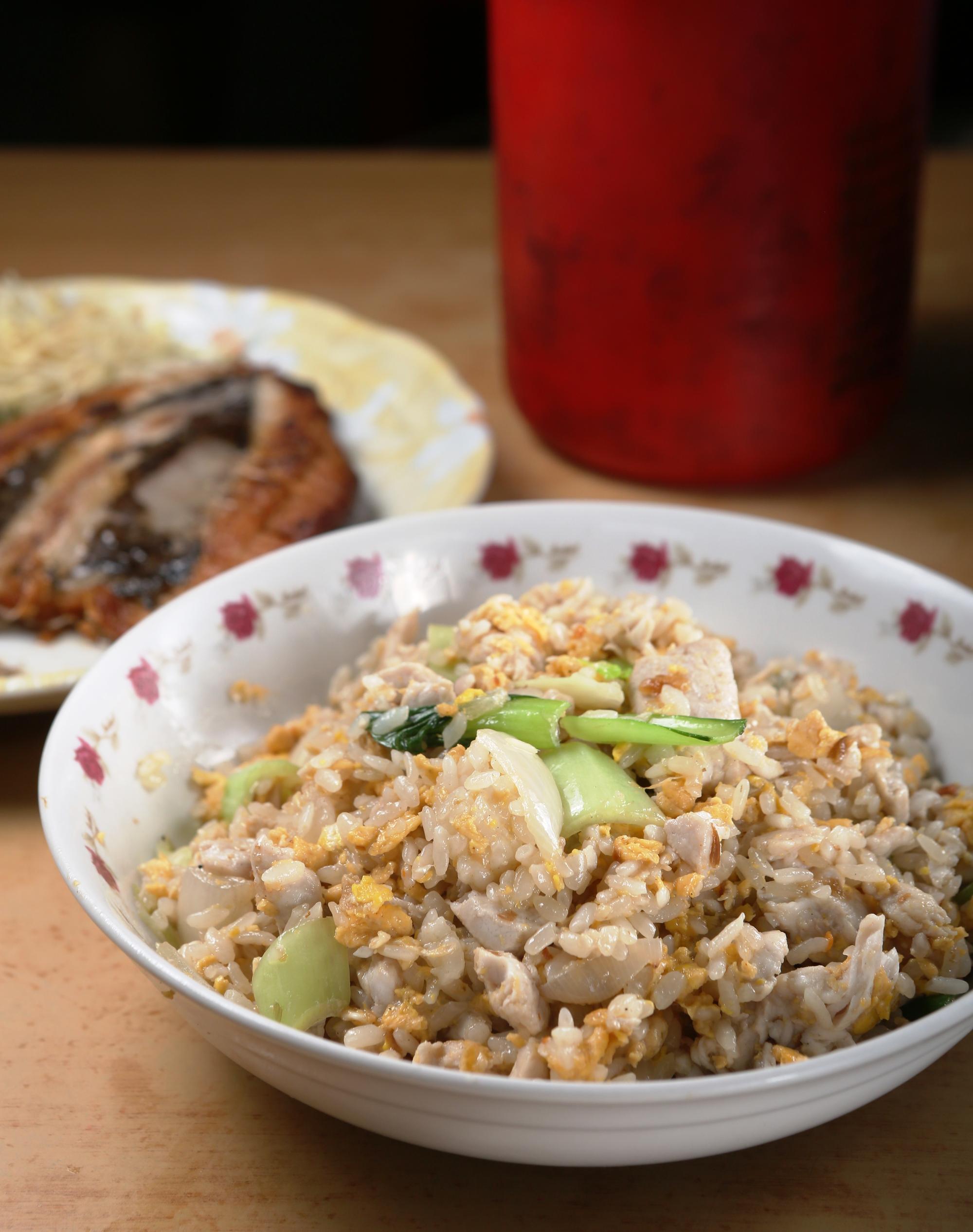 老闆娘美惠的招牌虱目魚肉炒飯，味道噴香、米粒分明，非常好吃。