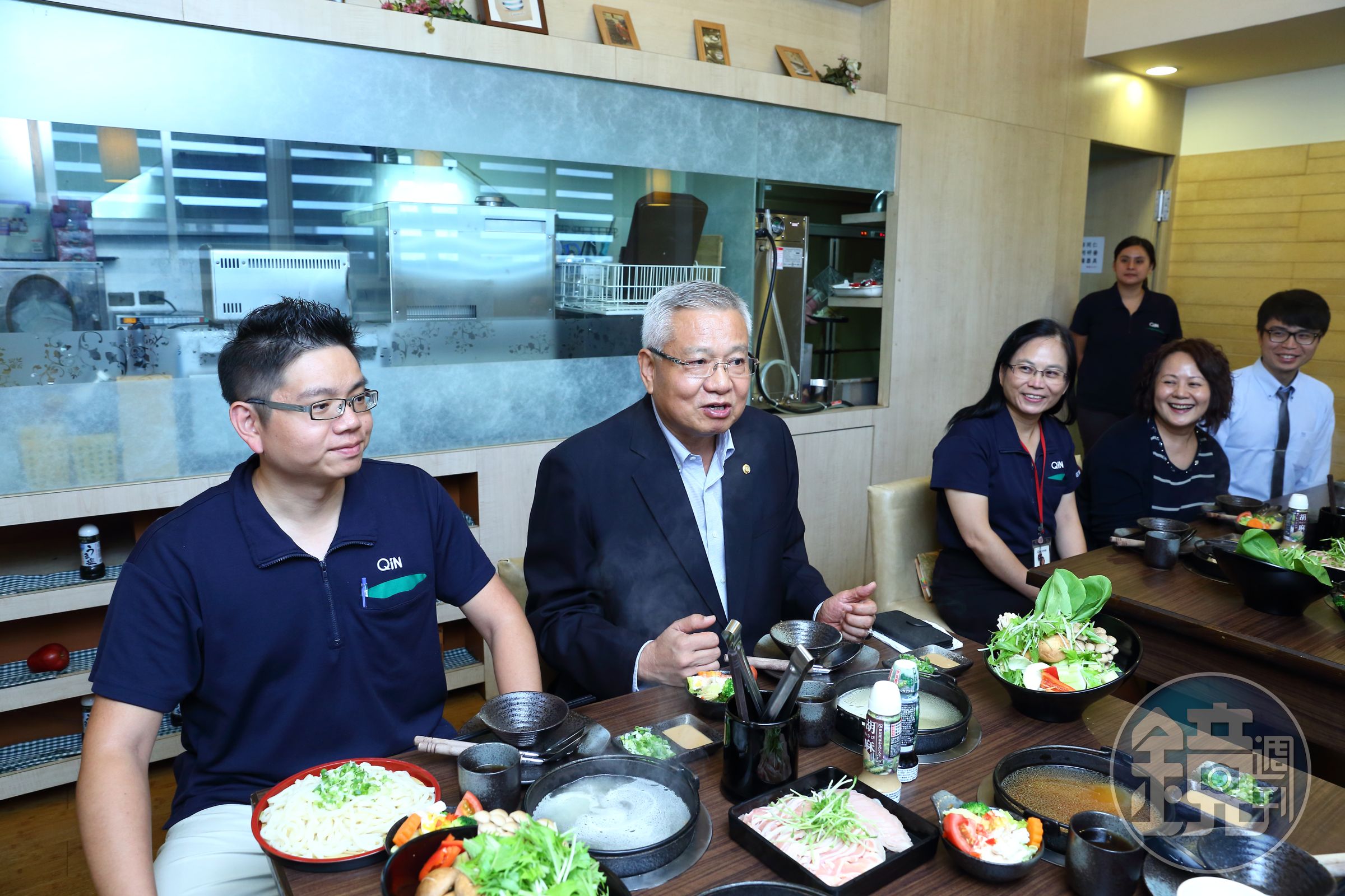 長子卓靖倫（左）接班麥味登事業體，父子倆的個性都很衝，常常激辯。