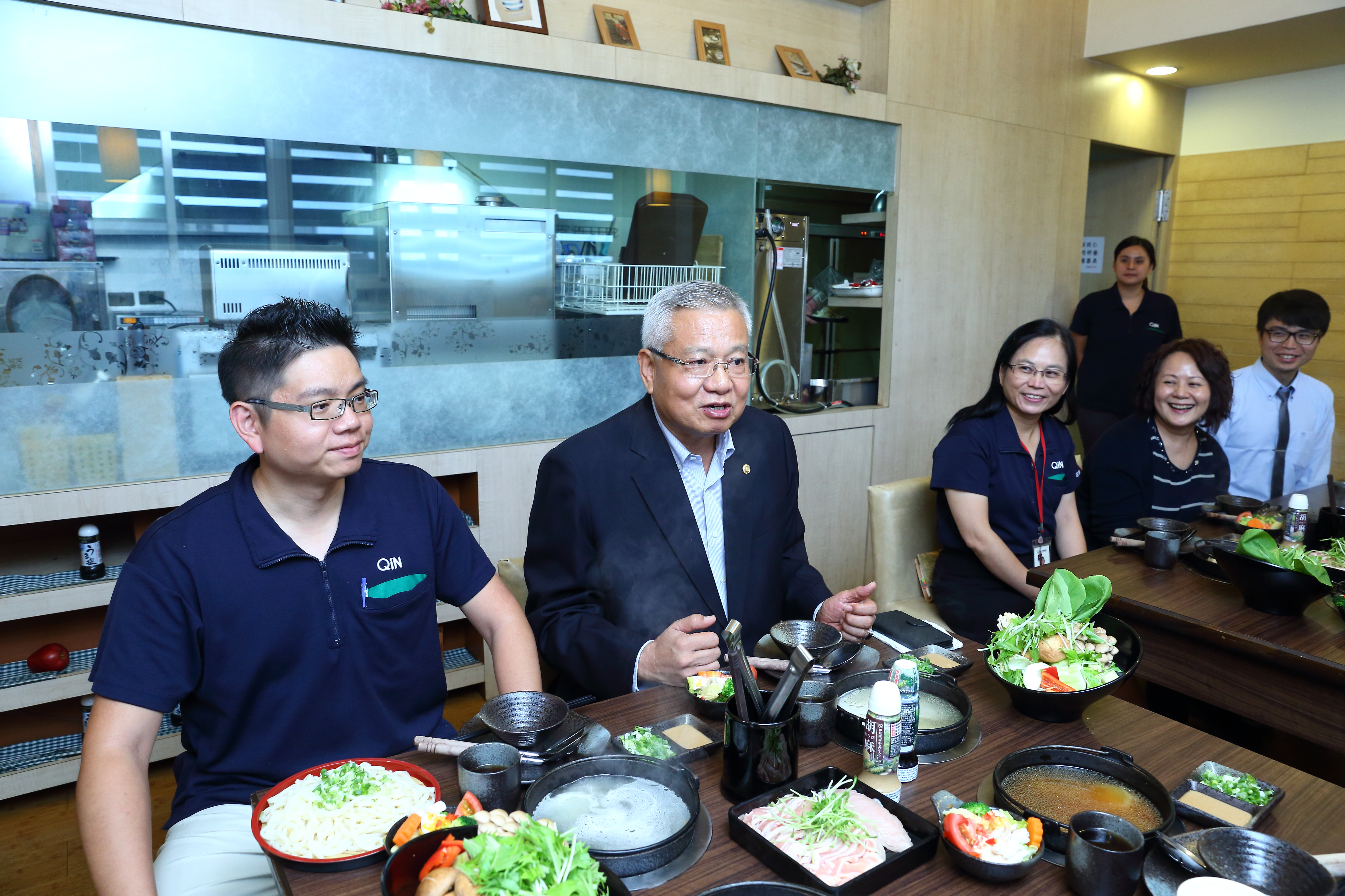 長子卓靖倫（左）接班麥味登事業體，父子倆的個性都很衝，常常激辯。