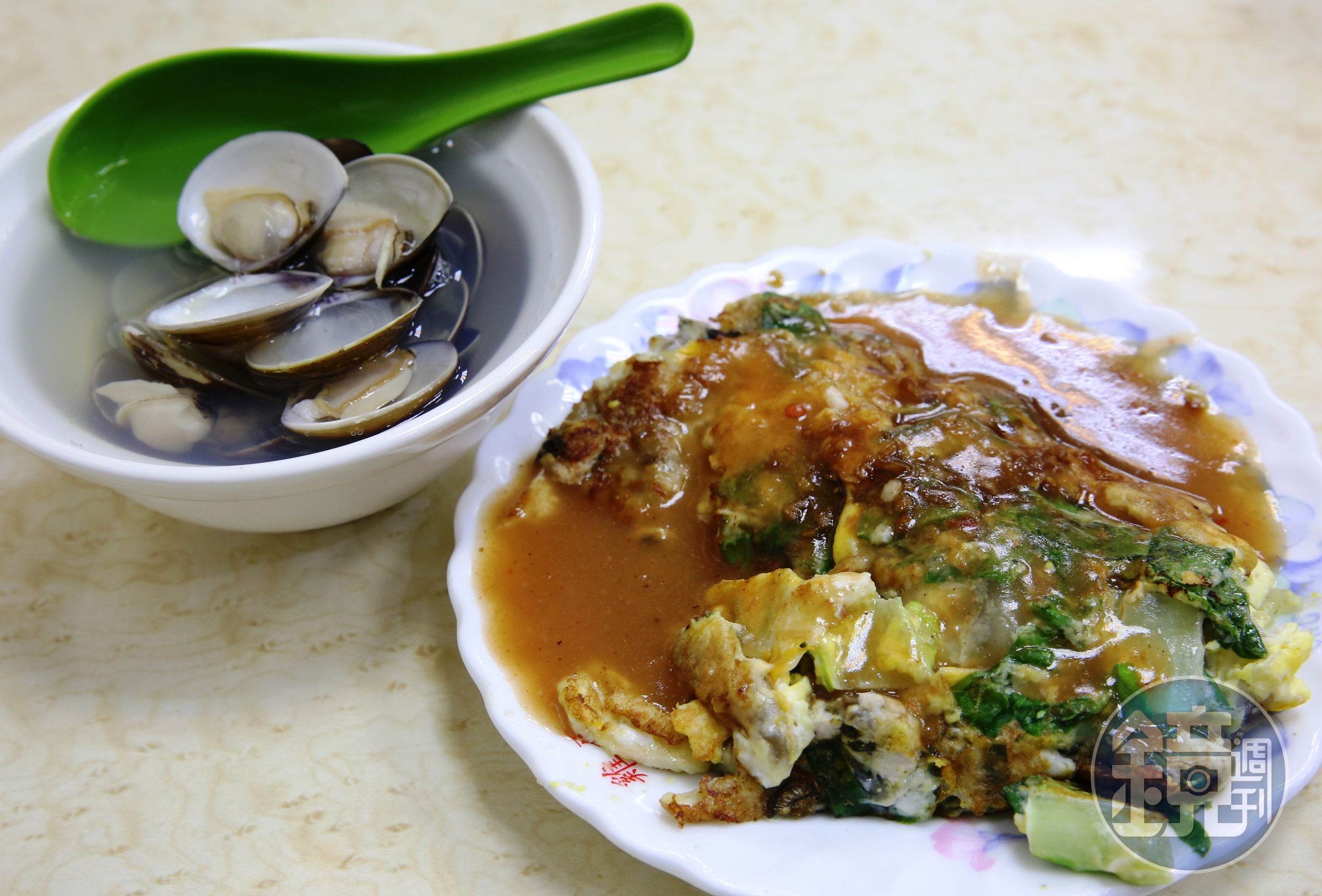 蚵仔煎搭配蛤仔湯，對呂鴻圖來說，已是一大美食享受。（蚵仔煎60元/份、蛤仔湯60元/碗） 