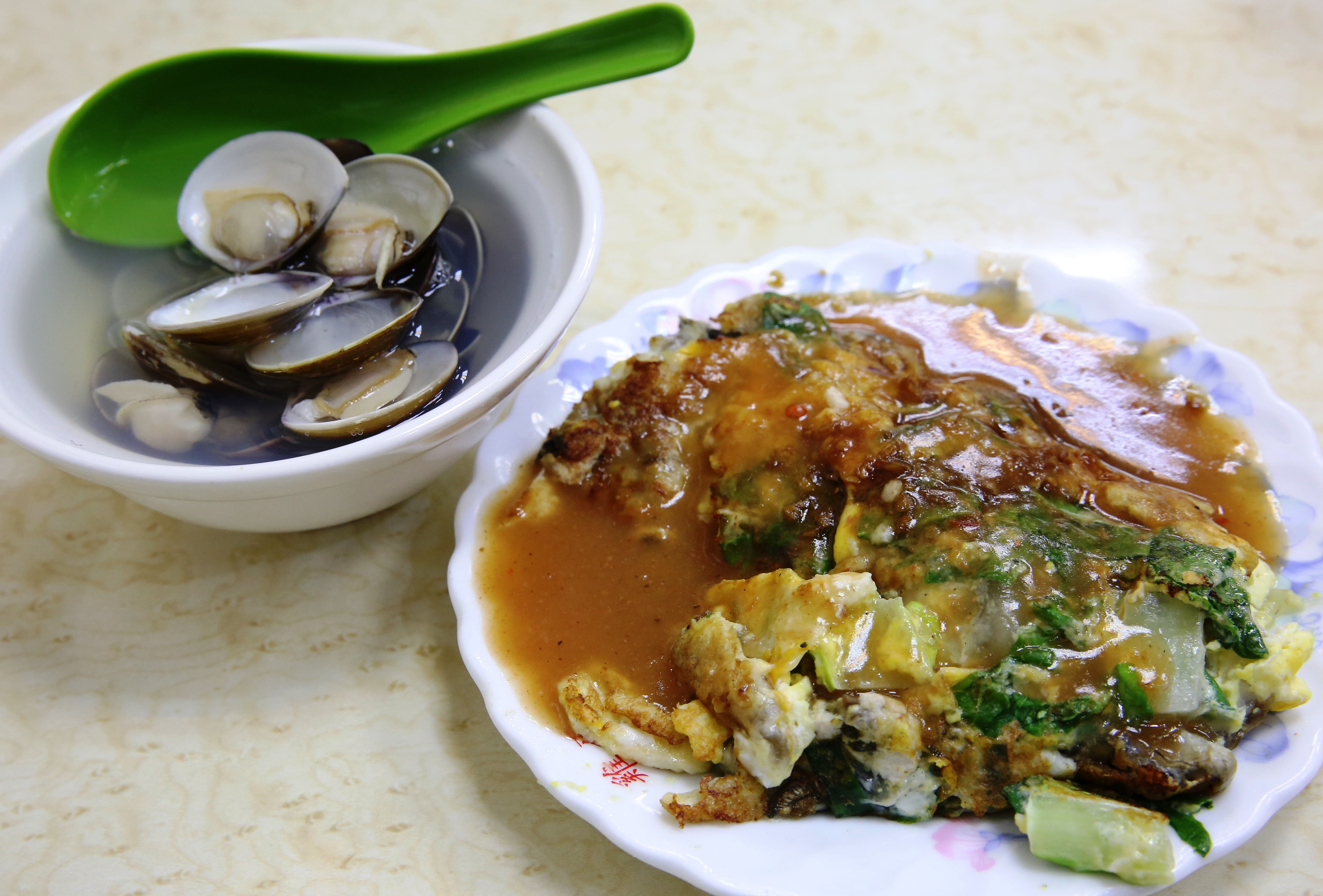 蚵仔煎搭配蛤仔湯，對呂鴻圖來說，已是一大美食享受。（蚵仔煎60元/份、蛤仔湯60元/碗） 