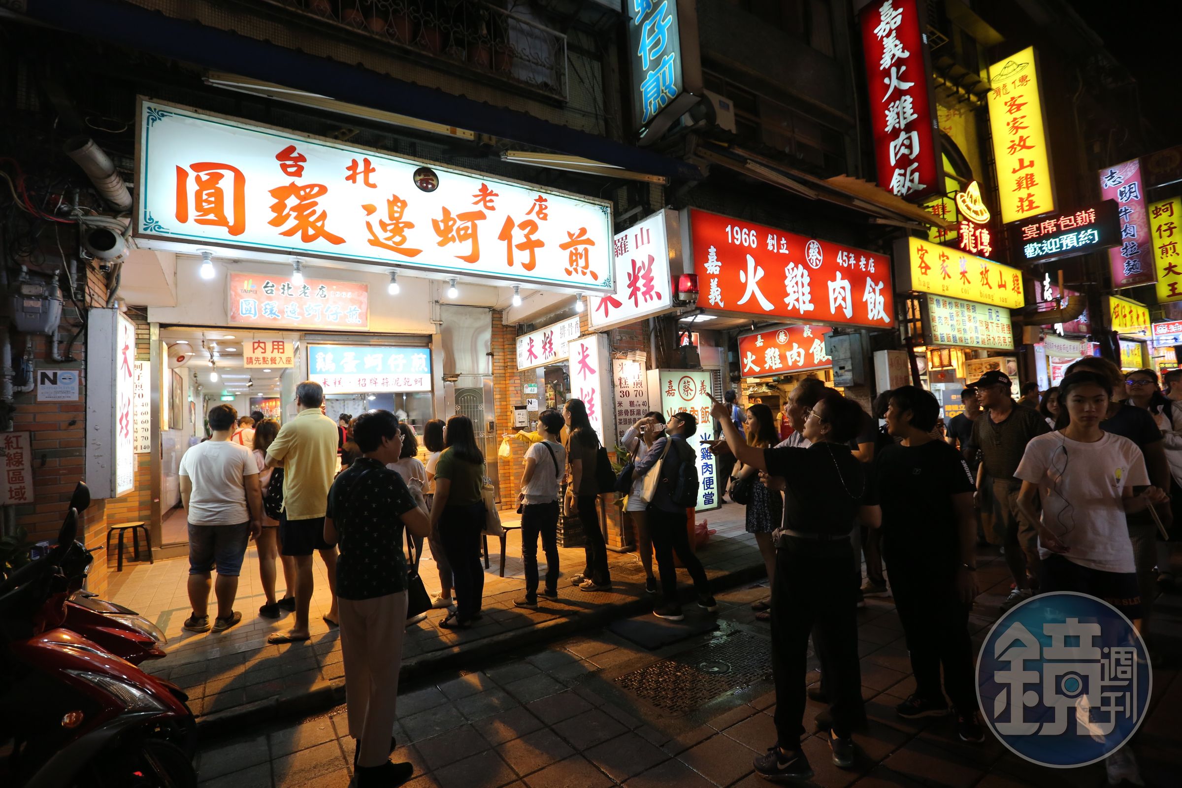 寧夏夜市的圓環邊蚵仔煎是超過半世紀的台灣老店，排隊人潮洶湧。