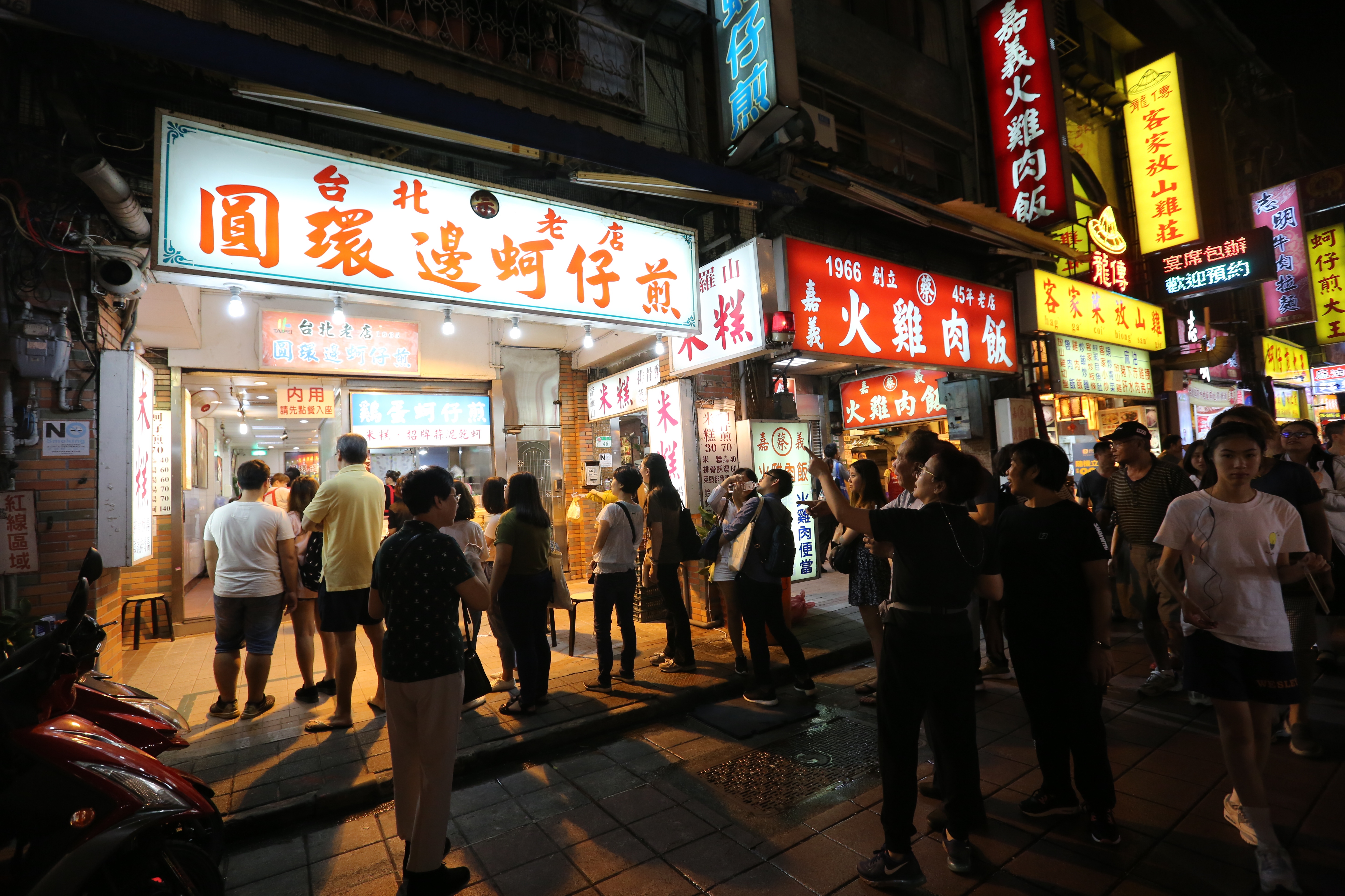 寧夏夜市的圓環邊蚵仔煎是超過半世紀的台灣老店，排隊人潮洶湧。