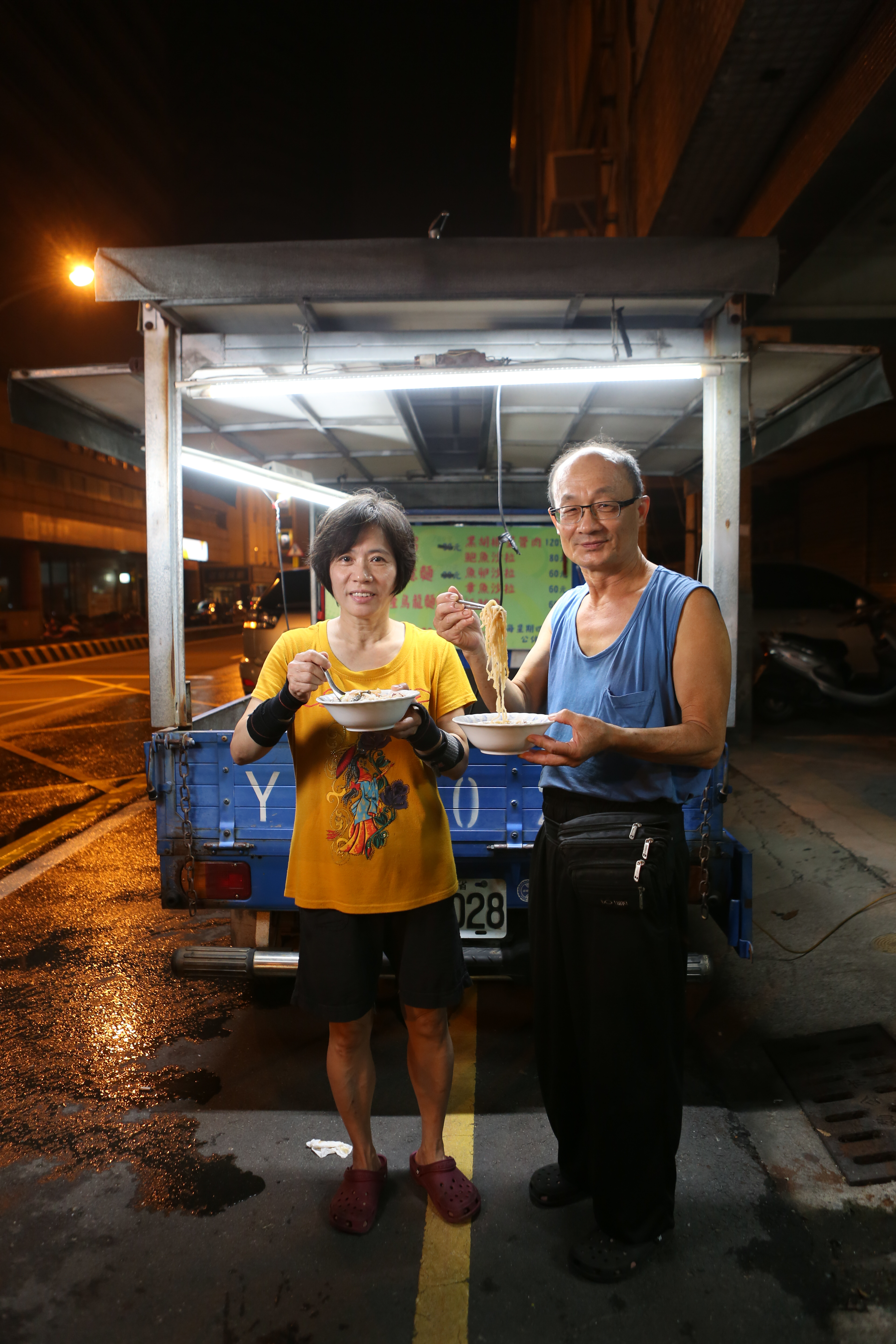 藍色卡車跟著老爹夫妻在路邊吹風淋雨打拚十幾年，現在停在店面成了永遠的招牌。