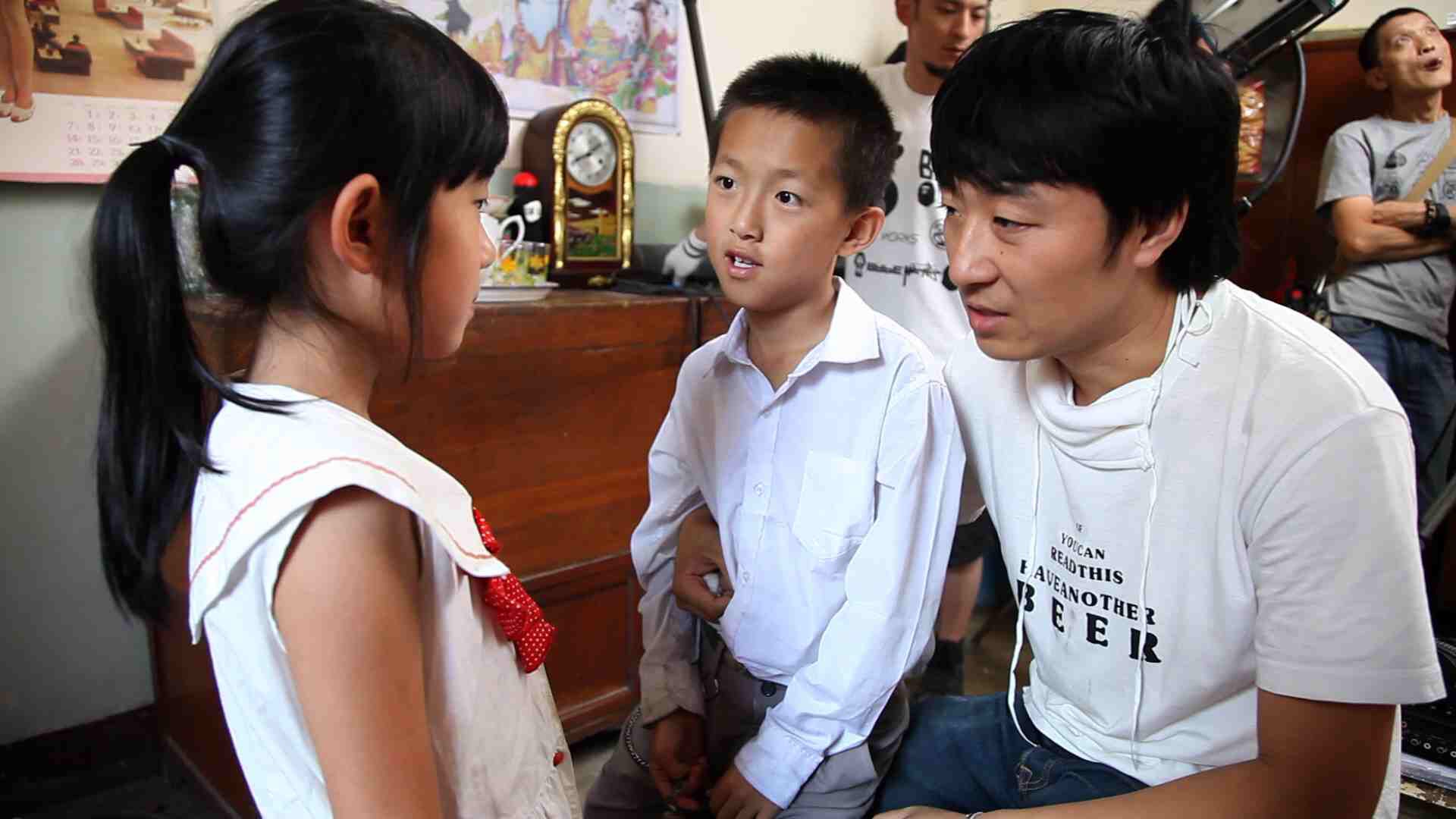《八月》是導演張大磊(右一)對於昔日與童年,最私密也最詩意的回顧。