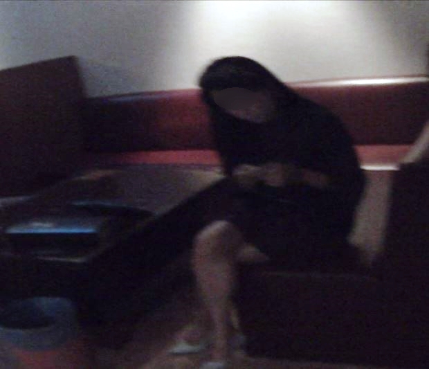 警方查獲假觀光之名來台坐檯的大陸女子。