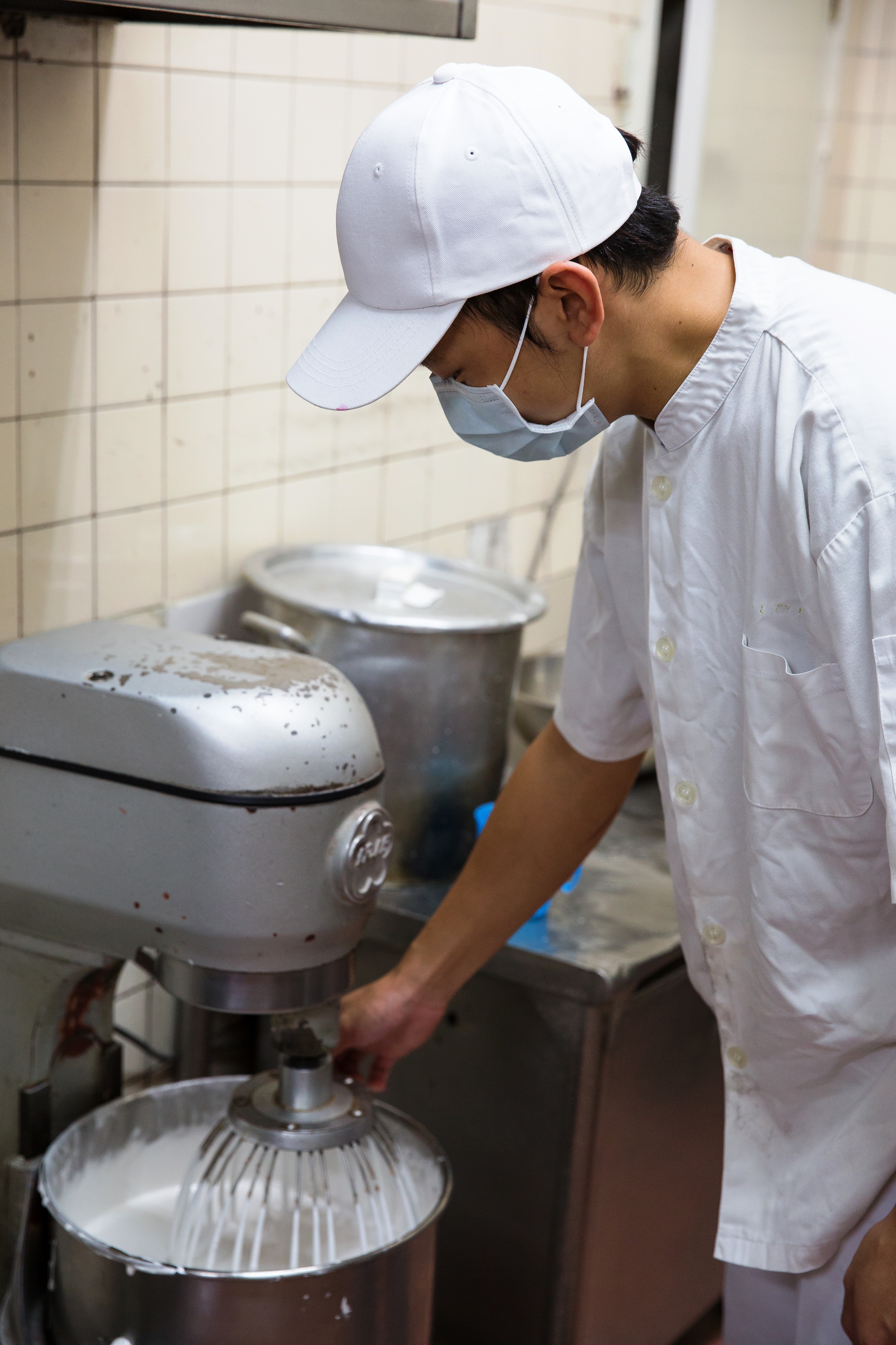 軟糖的基底是以洋菜、吉利丁、糖、鹽等調和，再置入機器中打勻。