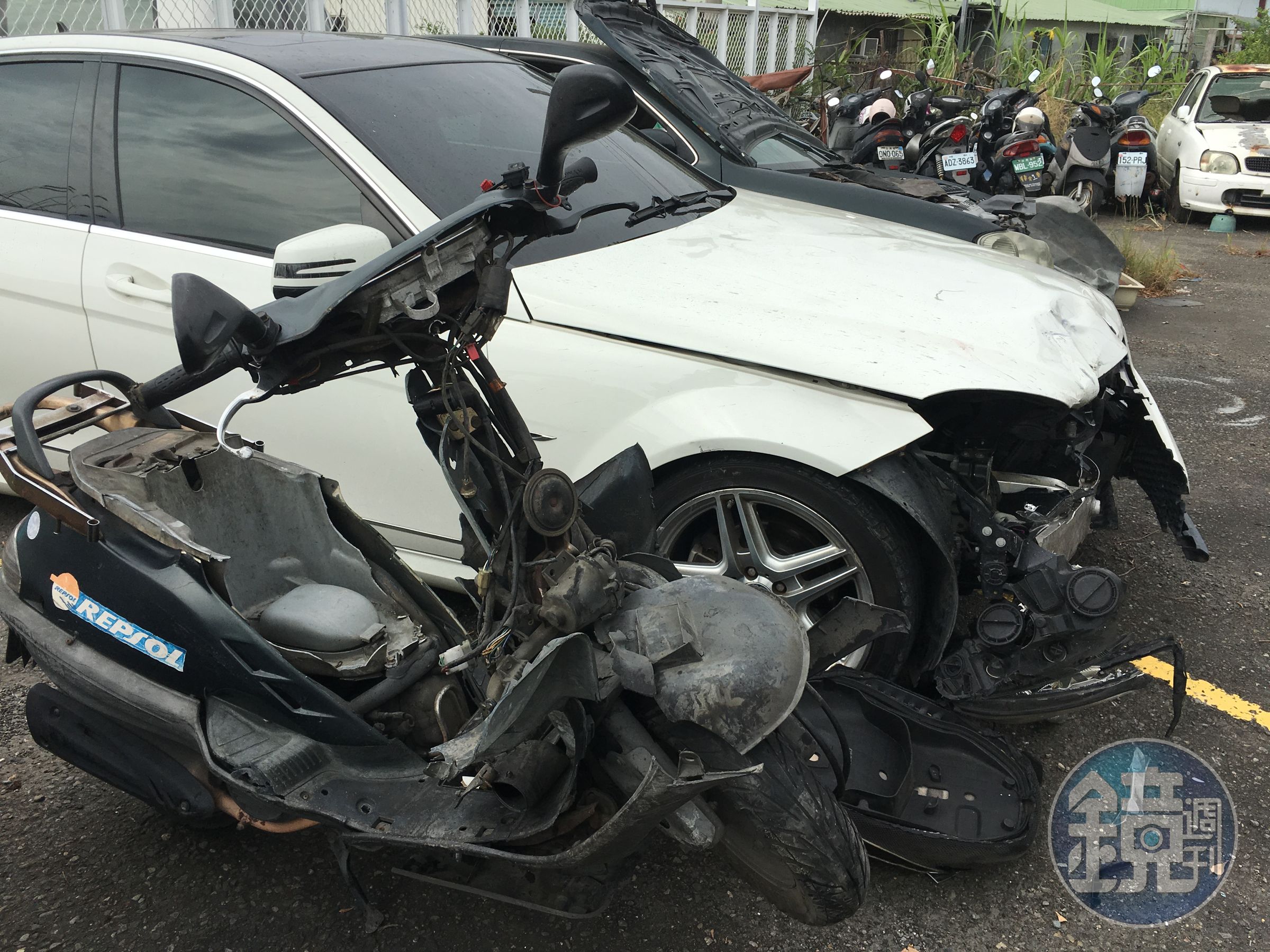 車體殘破不已，可見當時車禍衝擊力道之大。
