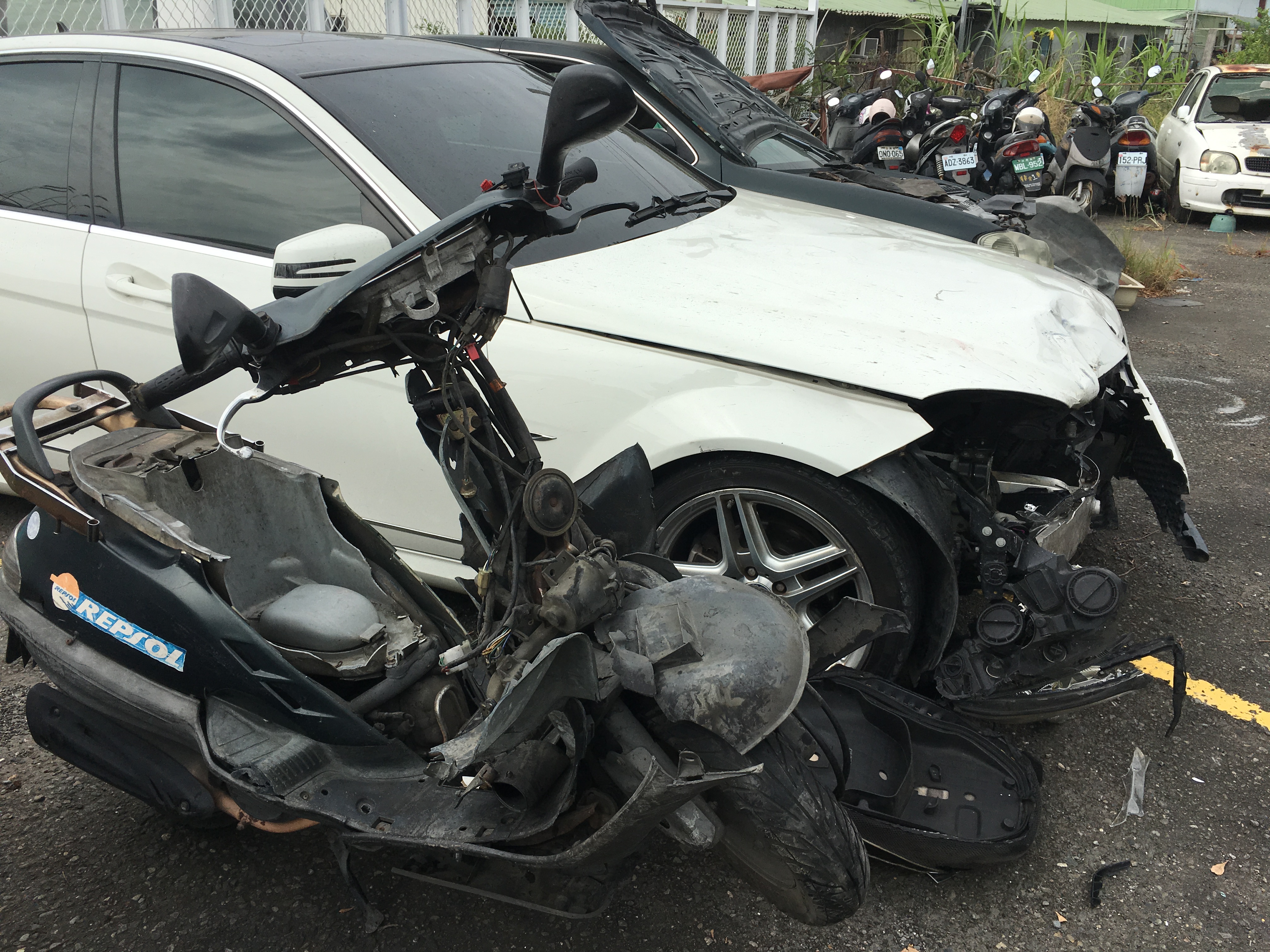 車體殘破不已，可見當時車禍衝擊力道之大。