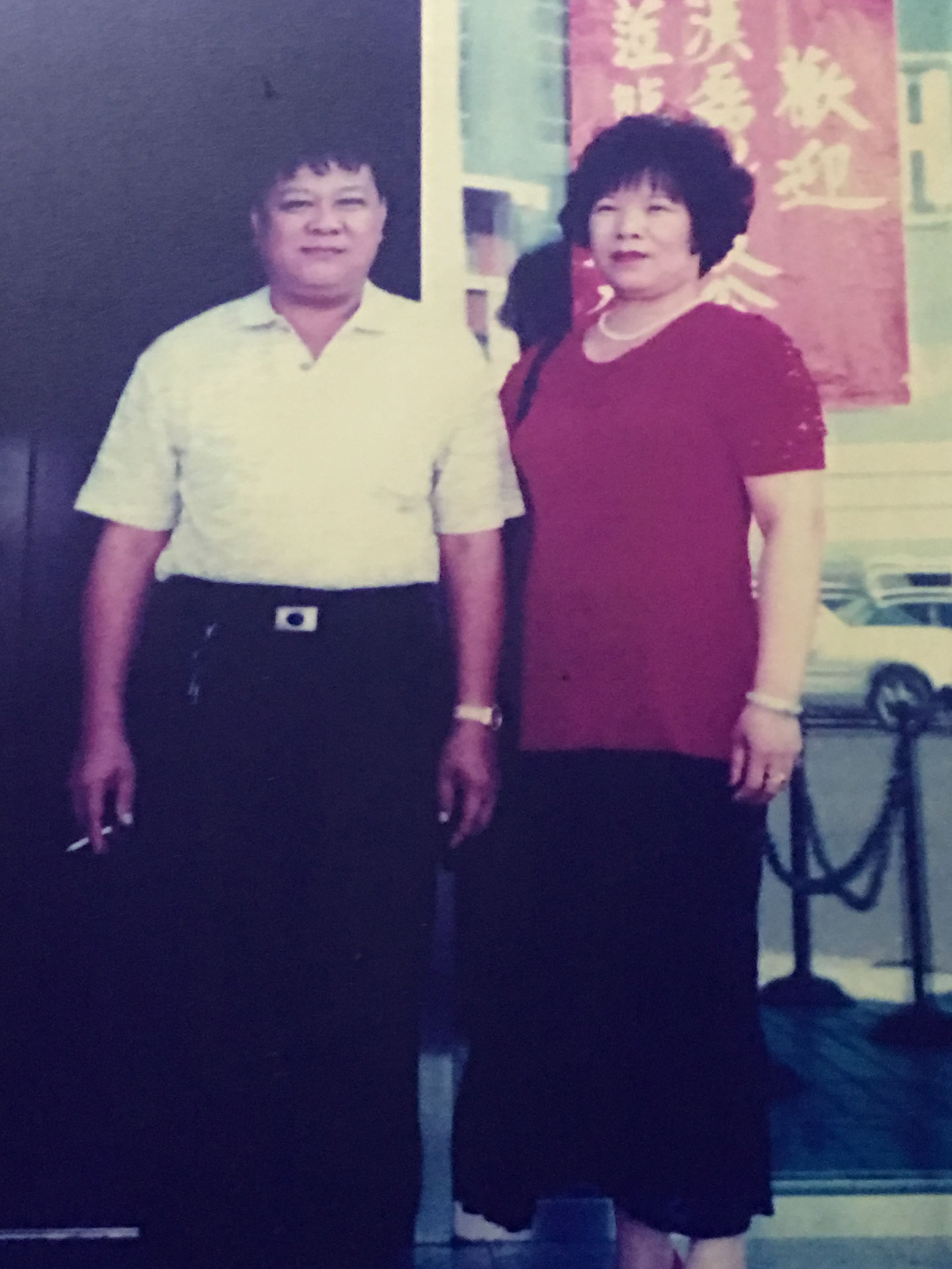 被撞死的黃婦（右）與丈夫的合照，依舊掛在機車行裡。