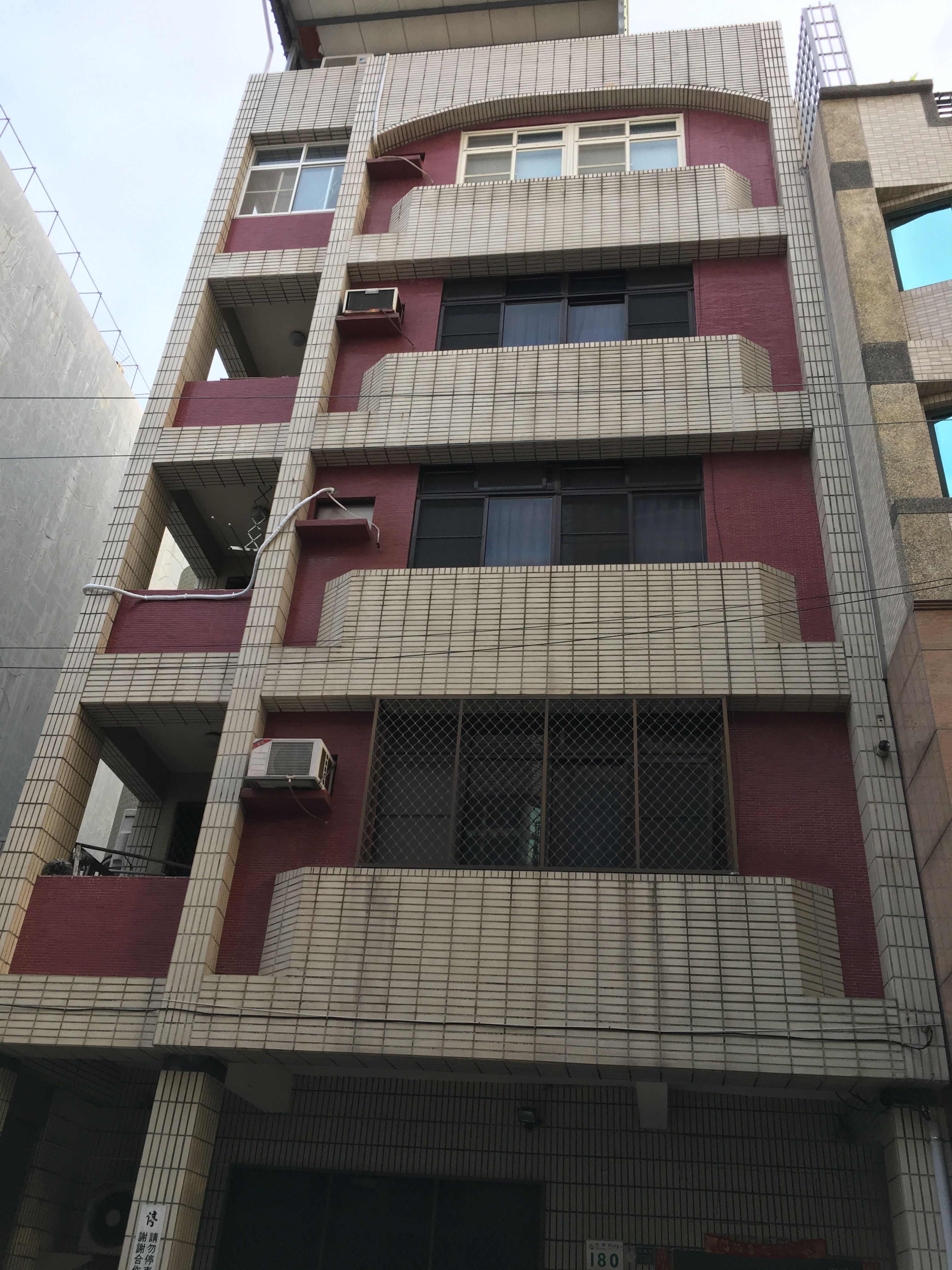 吳東育住家是一棟五樓高兩個店面寬的大透天，上百坪的建地，按照市價應該有三千萬以上。