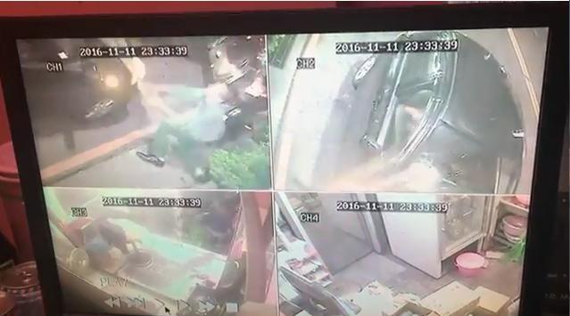 檳榔攤監視器錄下砸車糾紛經過。（圖／翻攝畫面）