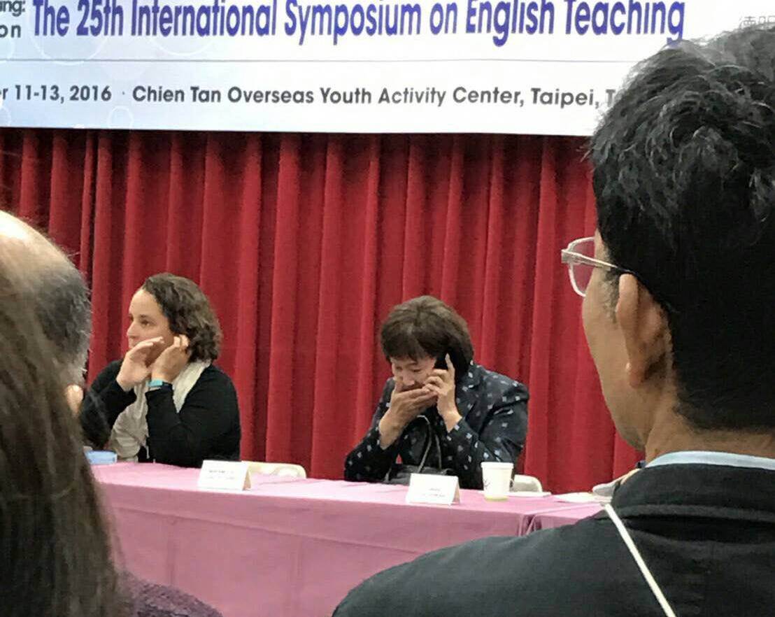 出席活動接手機　厲耿桂芳挨批沒禮貌