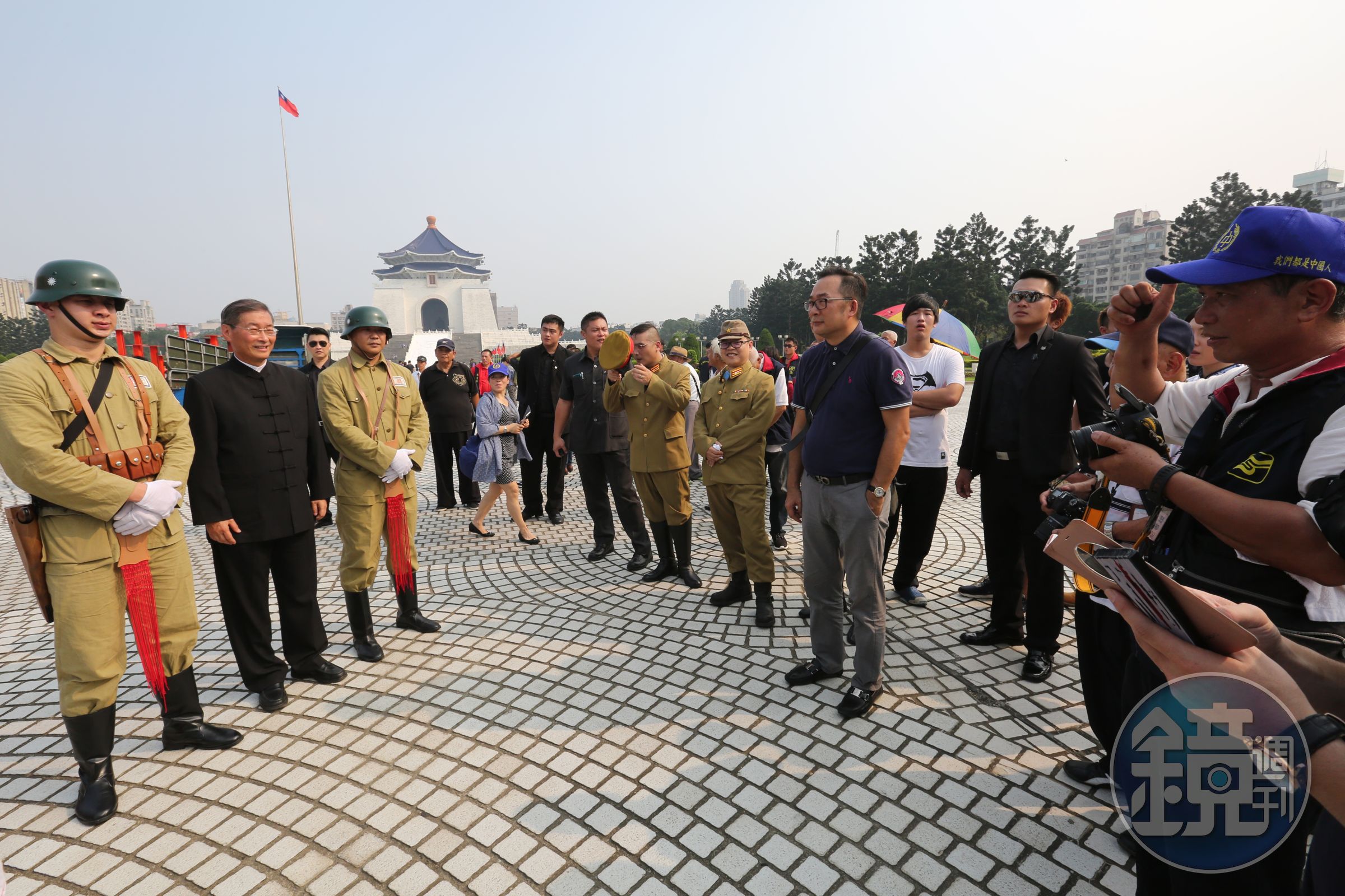 光復節紀念蔣介石，統促黨員一列身穿國民黨軍裝、一列共產黨軍裝，象徵兩岸和平。
