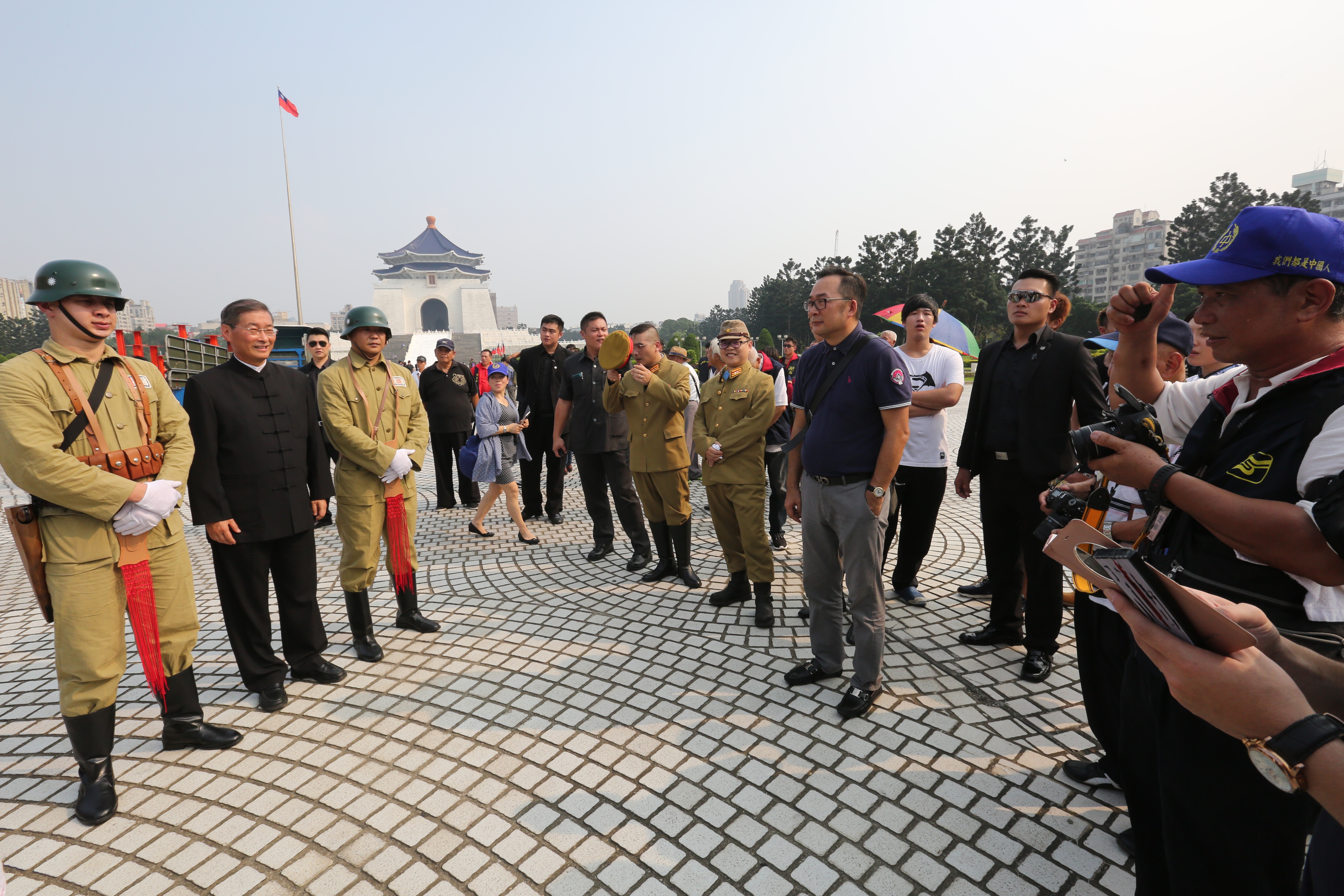 光復節紀念蔣介石，統促黨員一列身穿國民黨軍裝、一列共產黨軍裝，象徵兩岸和平。