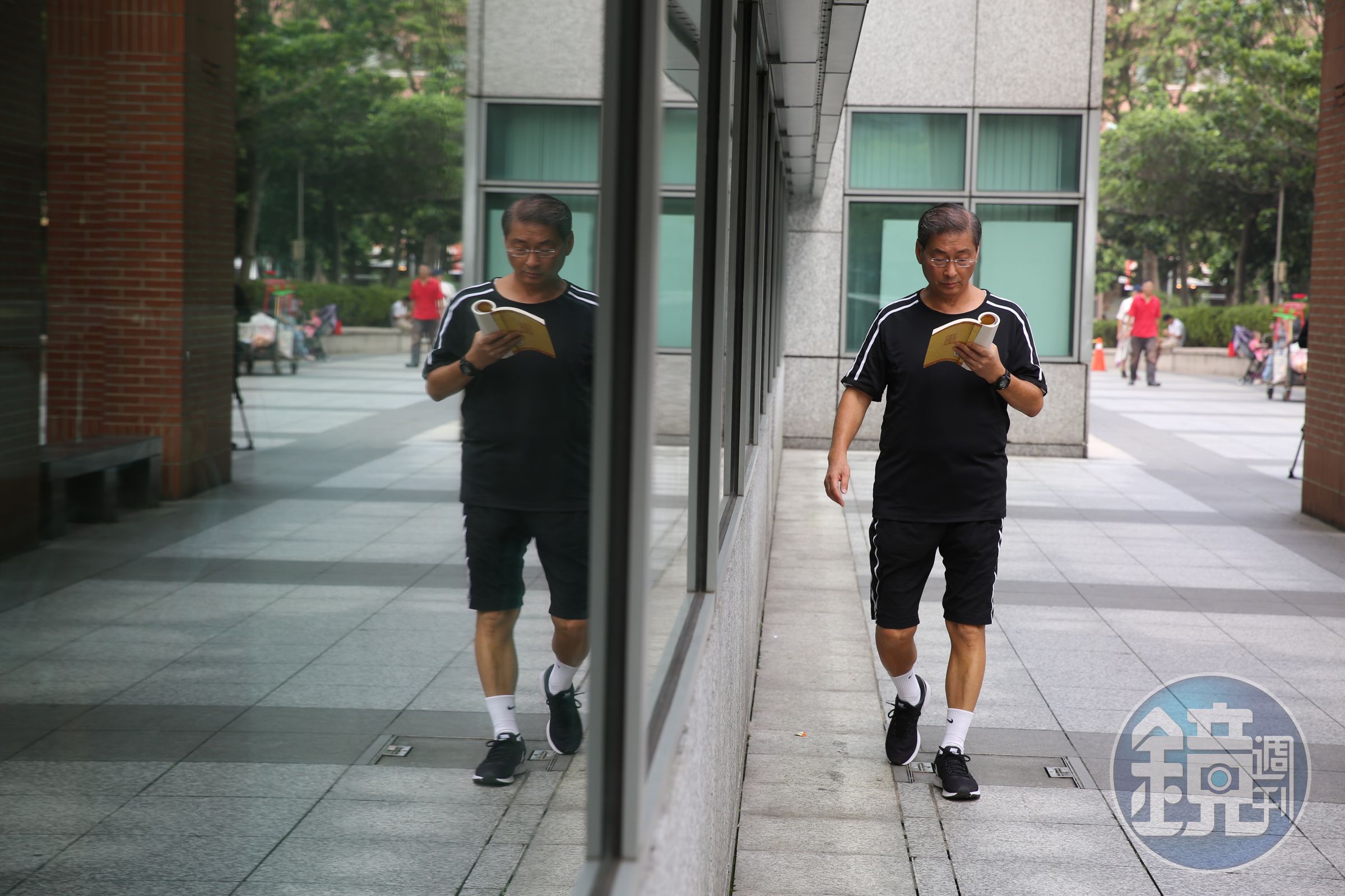 每天早上，張安樂都要在家附近的公園一邊走路一邊看書2個小時。