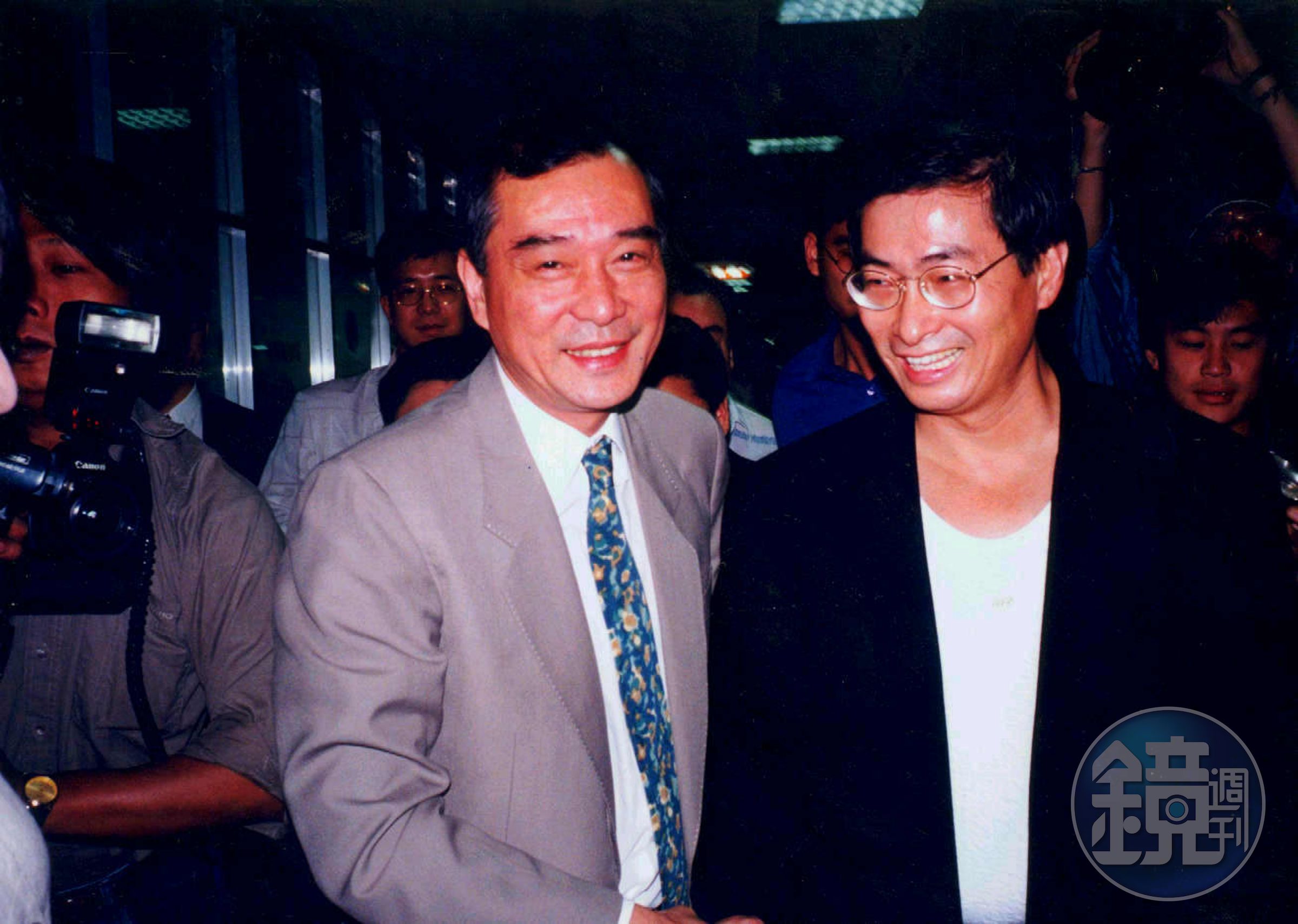 1995年江南案後，張安樂（右）在美國坐牢10年後回台，與好友「旱鴨子」陳啟禮（左）合影。（聯合知識庫）