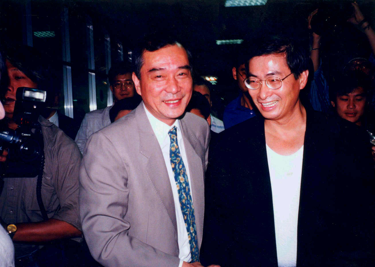 1995年江南案後，張安樂（右）在美國坐牢10年後回台，與好友「旱鴨子」陳啟禮（左）合影。（聯合知識庫）