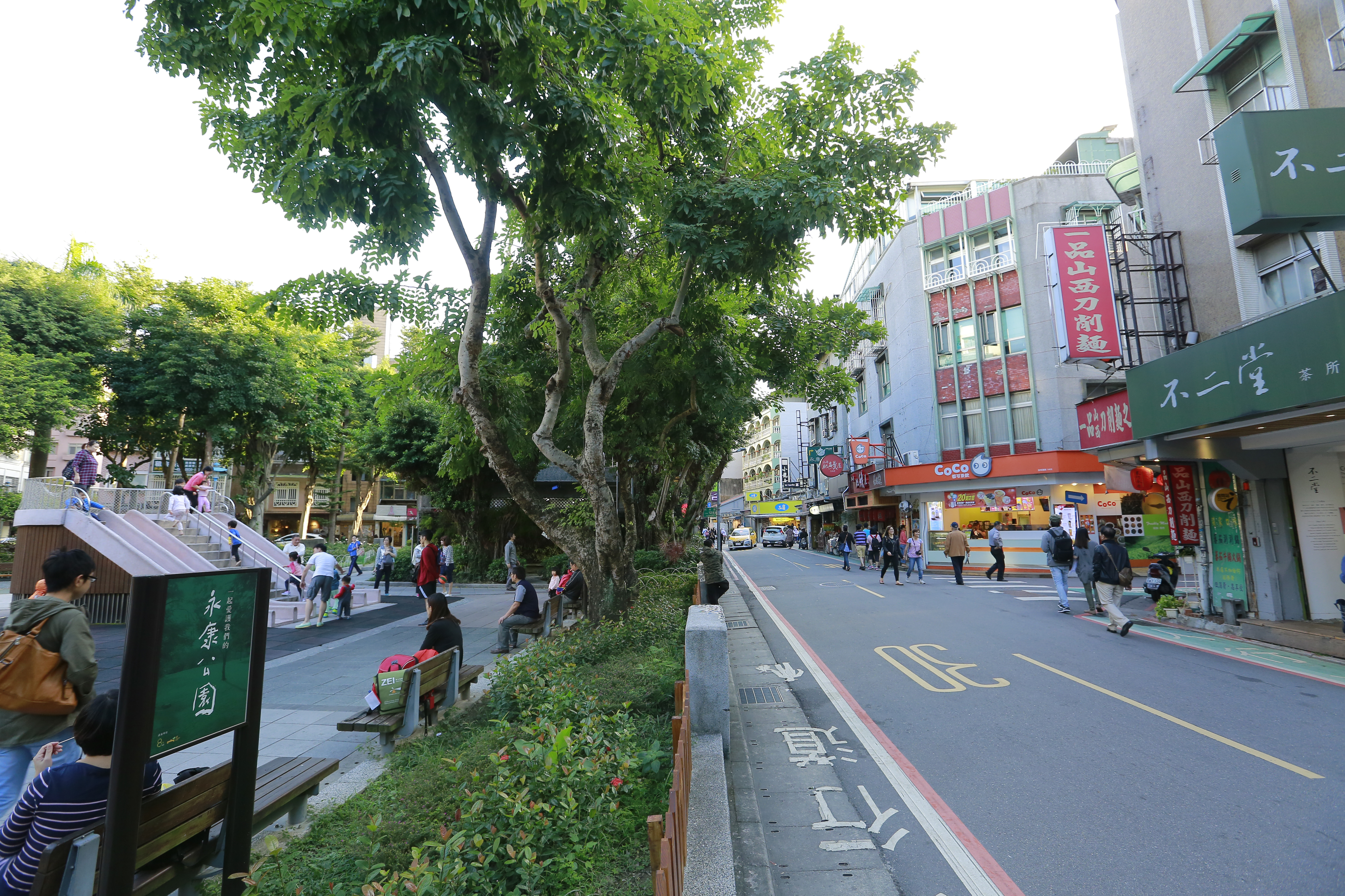 方大同每回來台，必定造訪永康街商圈。（林弘斌攝）