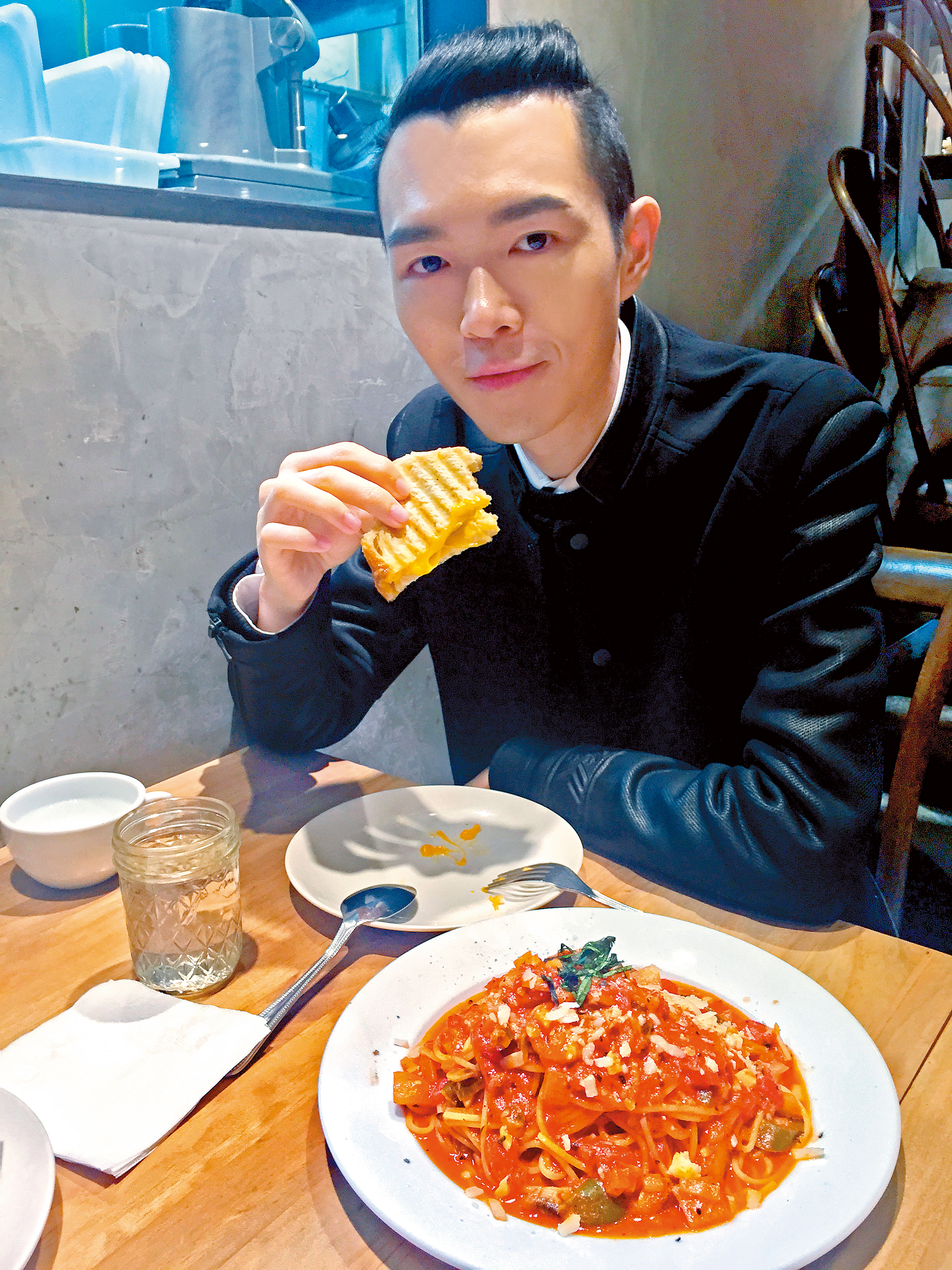 長年吃素的方大同，會透過網路找到評價好的餐廳，「Miacucina」的「番茄辣麵」就是他的最愛，通告結束會找同事一起吃飯犒賞自己。（賦音樂提供）