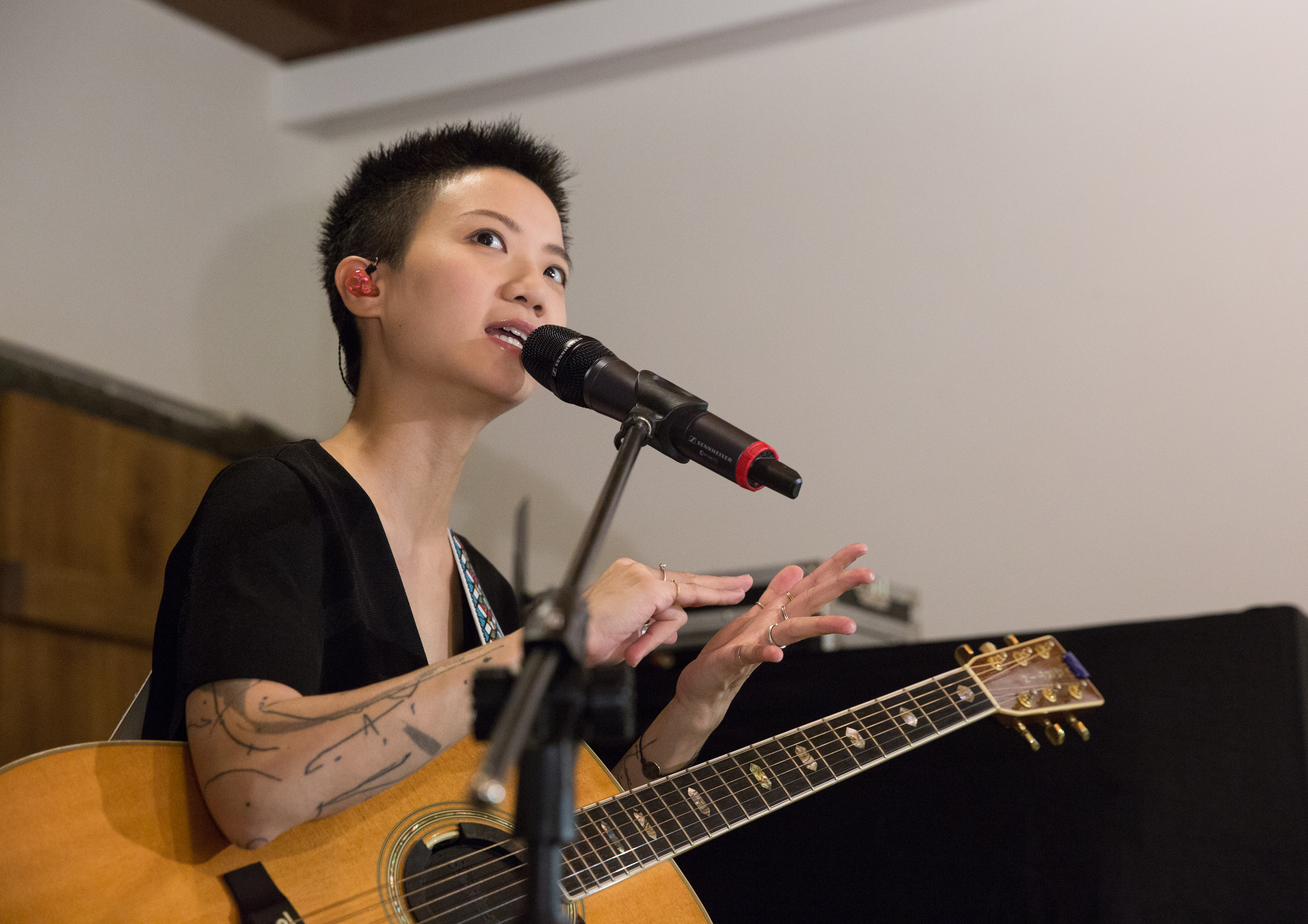 盧凱彤賠錢做專輯　黃耀明送骨灰級大禮打氣