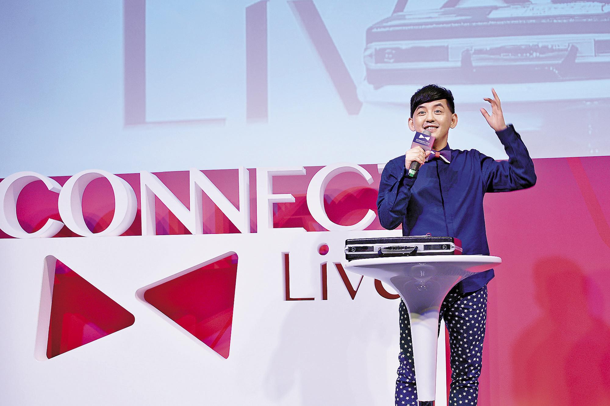 黃子佼擔任直播平台Live.me的內容長，在直播大會上宣傳直播的好處：讓世界平等，人人有錢賺。（Live.me提供）