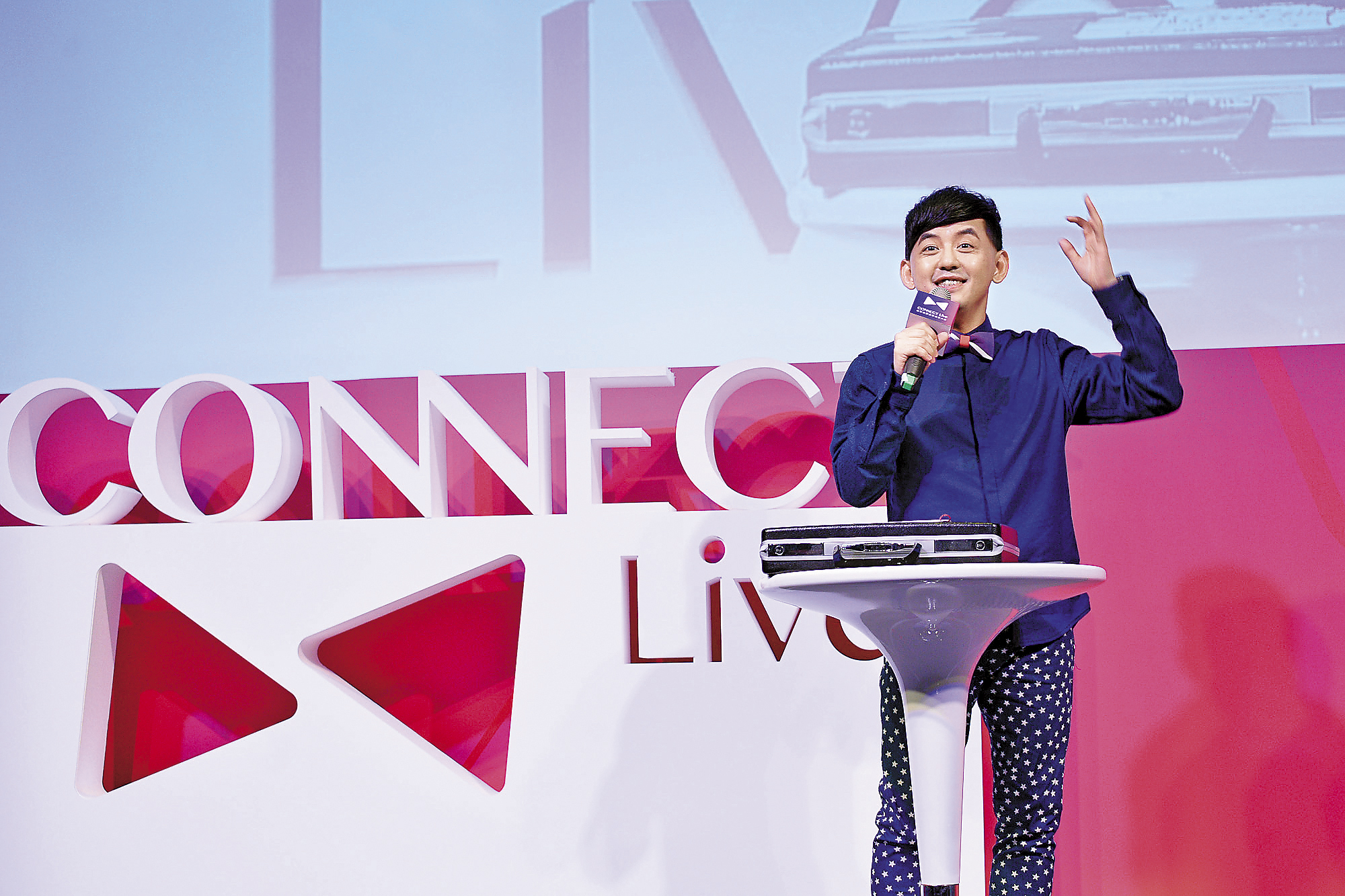 黃子佼擔任直播平台Live.me的內容長,在直播大會上宣傳直播的好處:讓世界平等,人人有錢賺。(Live.me提供)