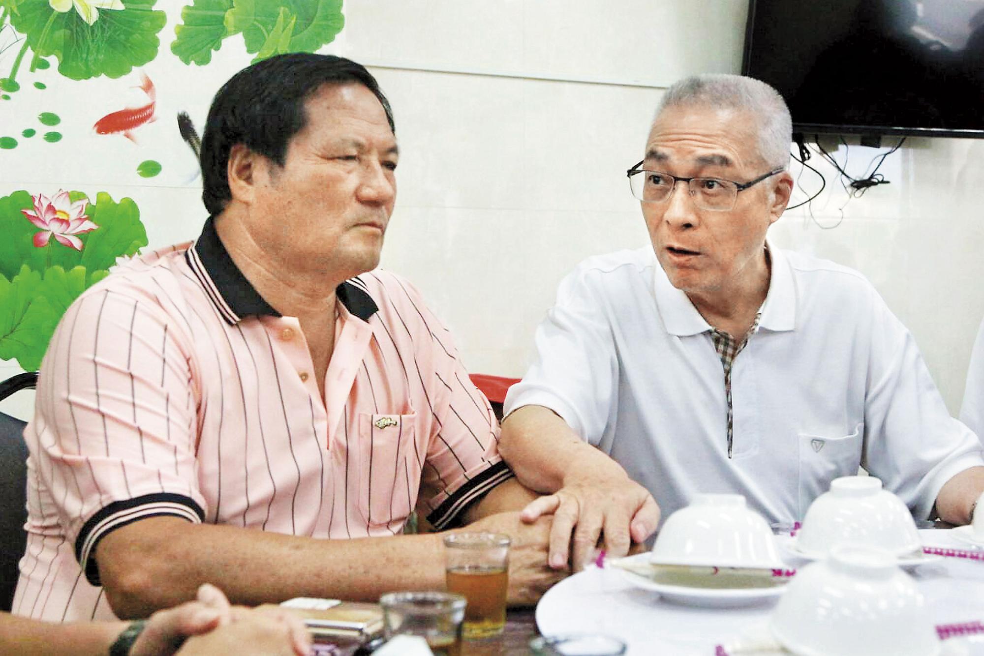 今年8月,吳敦義前往探視登上太平島的屏東漁民,當場承諾若漁民被政府罰錢,罰金由他支付。(中央社)