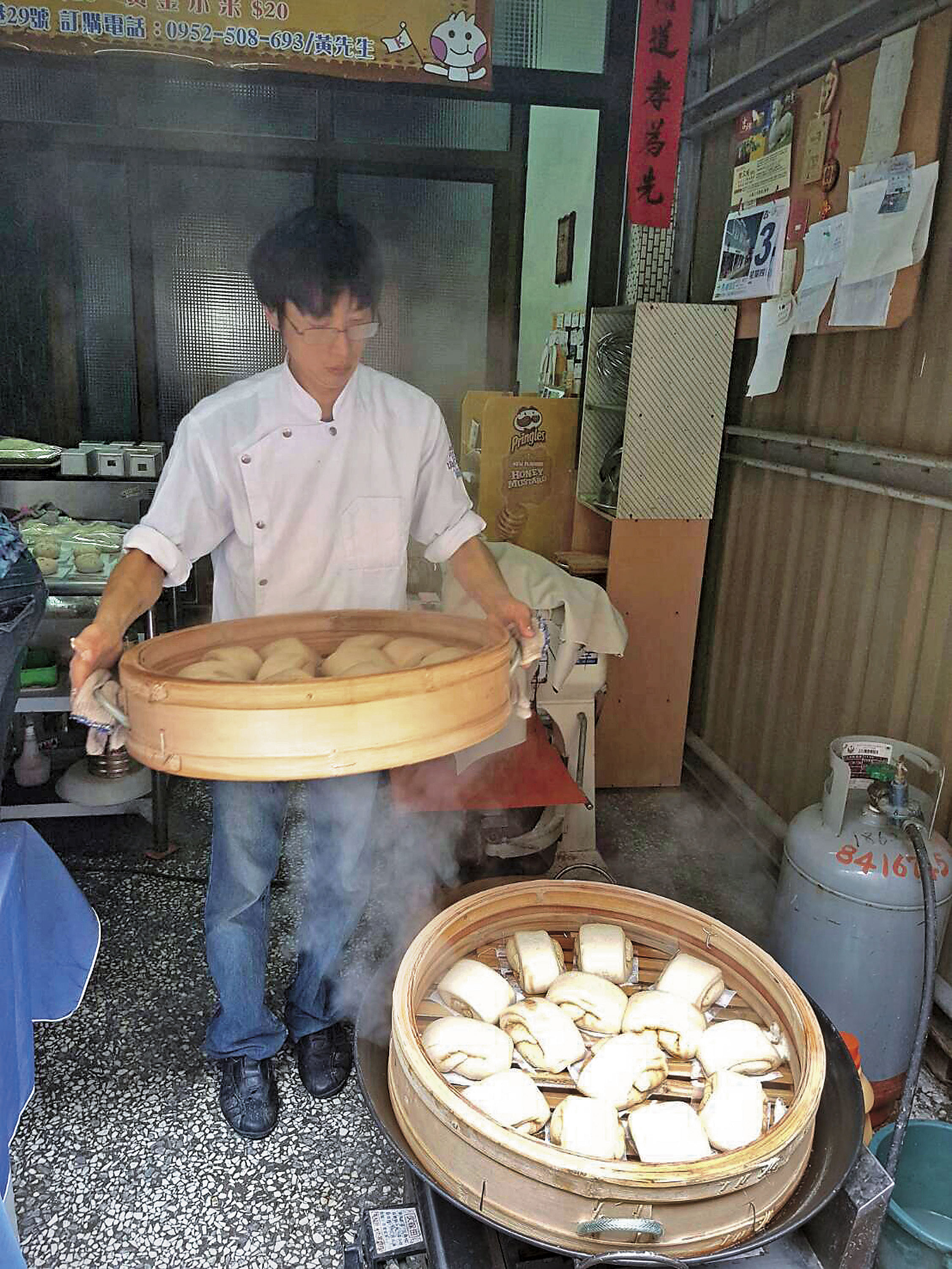 高雄麵包師傅黃士福因為拍攝陳水扁影片,遭扁支持者恐嚇,房東也收回店面,吳敦義為黃找店面,獲得支持者好評。(中央社)