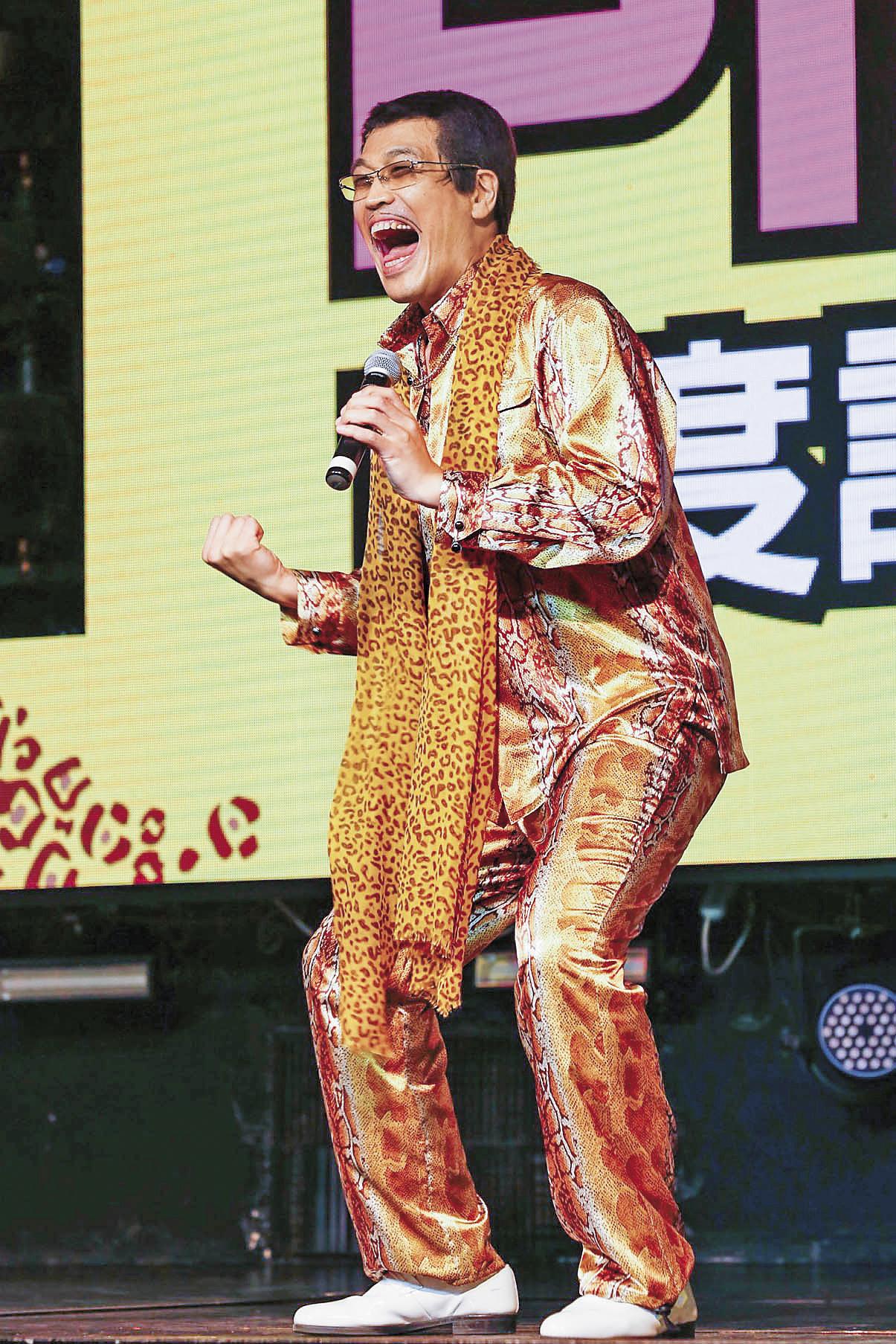 PICO太郎的表情跟 動作都十分豐富,這張照 片顯示了他中年大叔的幹勁,相當動感。
