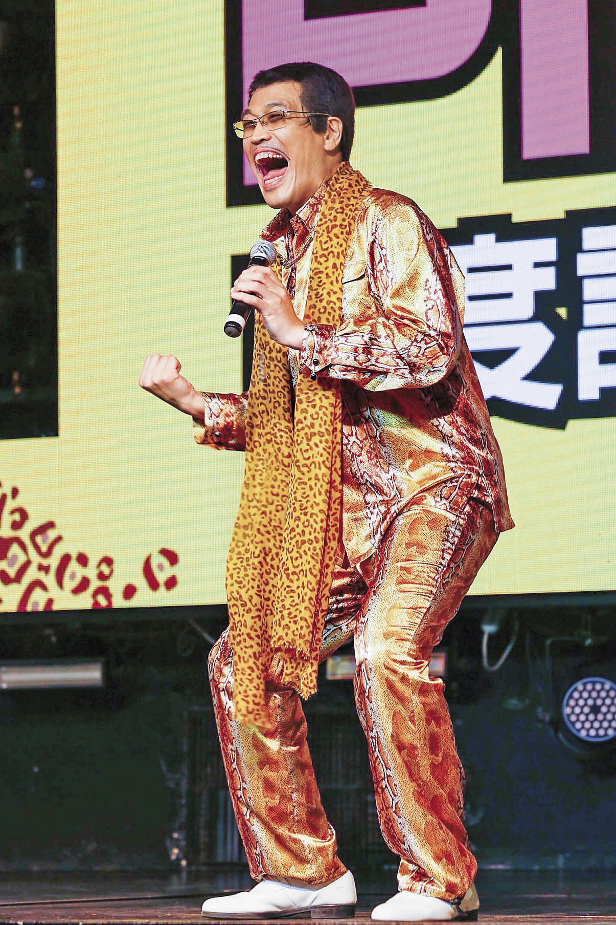 PICO太郎的表情跟 動作都十分豐富，這張照 片顯示了他中年大叔的幹勁，相當動感。