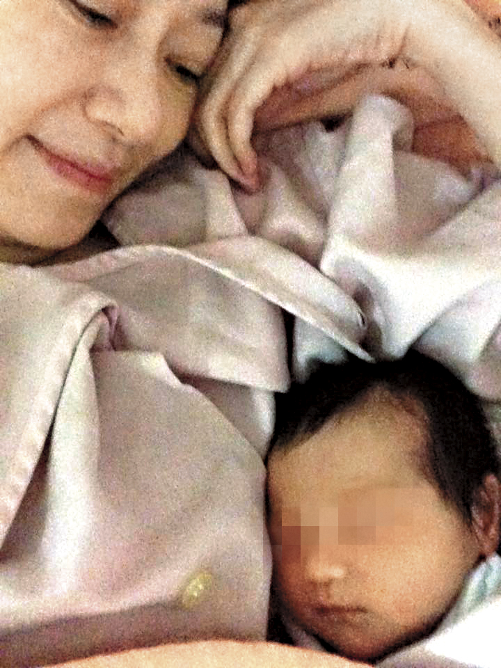 周幼婷生下第二胎「藍小弟」之後，曬出溫馨母子照。（翻攝自周幼婷臉書）