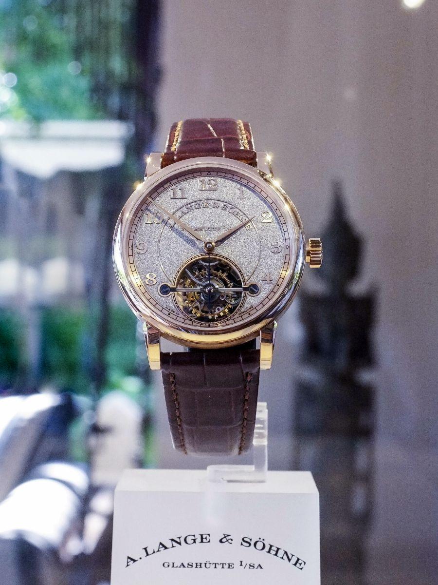 朗格去年發表的1815 Tourbillon Handwerkskunst「粒紋工藝」陀飛輪腕錶。其面盤採用tremblage技法手工雕刻。