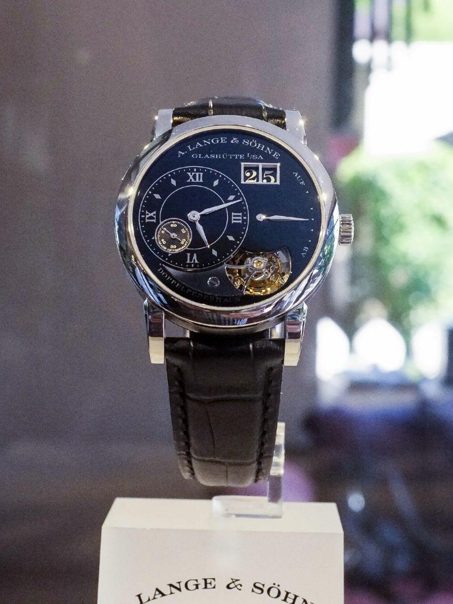 這是Lange 1 Tourbillon Handwerkskunst 錶款，於2014年推出。整個面盤都是以手工雕刻，再填入黑色琺瑯燒製而成，工藝非常厲害。