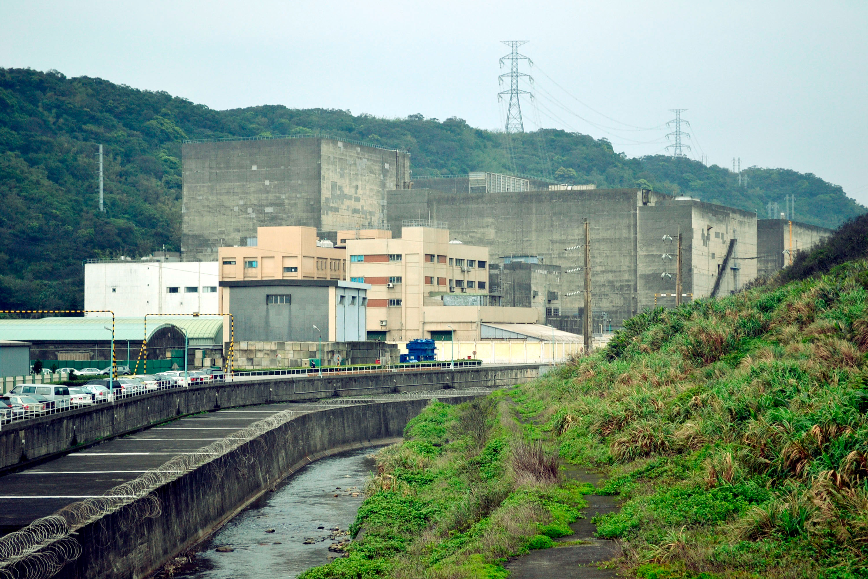 核一廠1號機、核二廠2號機分別因燃料束把手鬆脫及大修後發電設備故障而停機，須經立院同意才能重啟。（中央社）