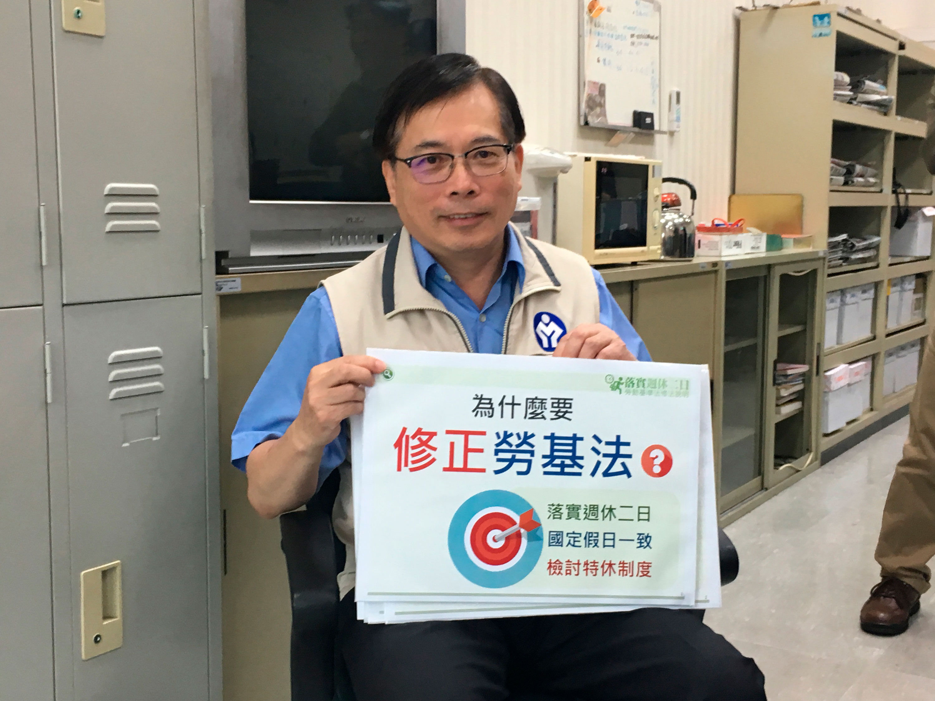 勞動部無法在第一時間說明1例1休政策,遭誤解是砍假後,又無法及時澄清,沒有跟上執政節奏,勞動部長郭芳煜(圖)恐難辭其咎。(中央社)