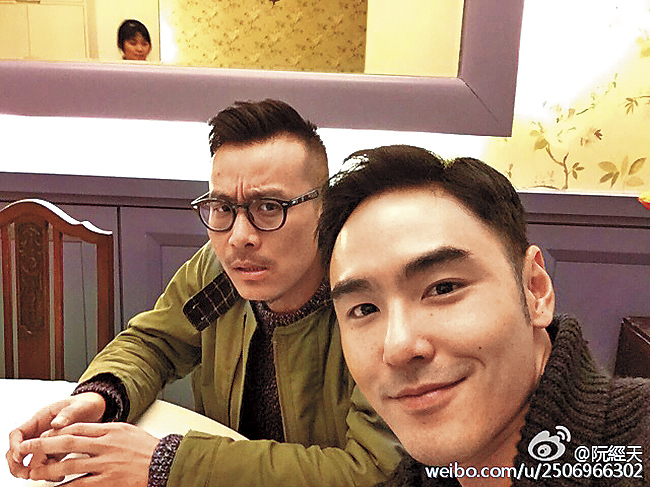 阿濬（左）是阮經天好哥兒們兼經紀人，2人從高中就結識。（翻攝自阮經天微博）