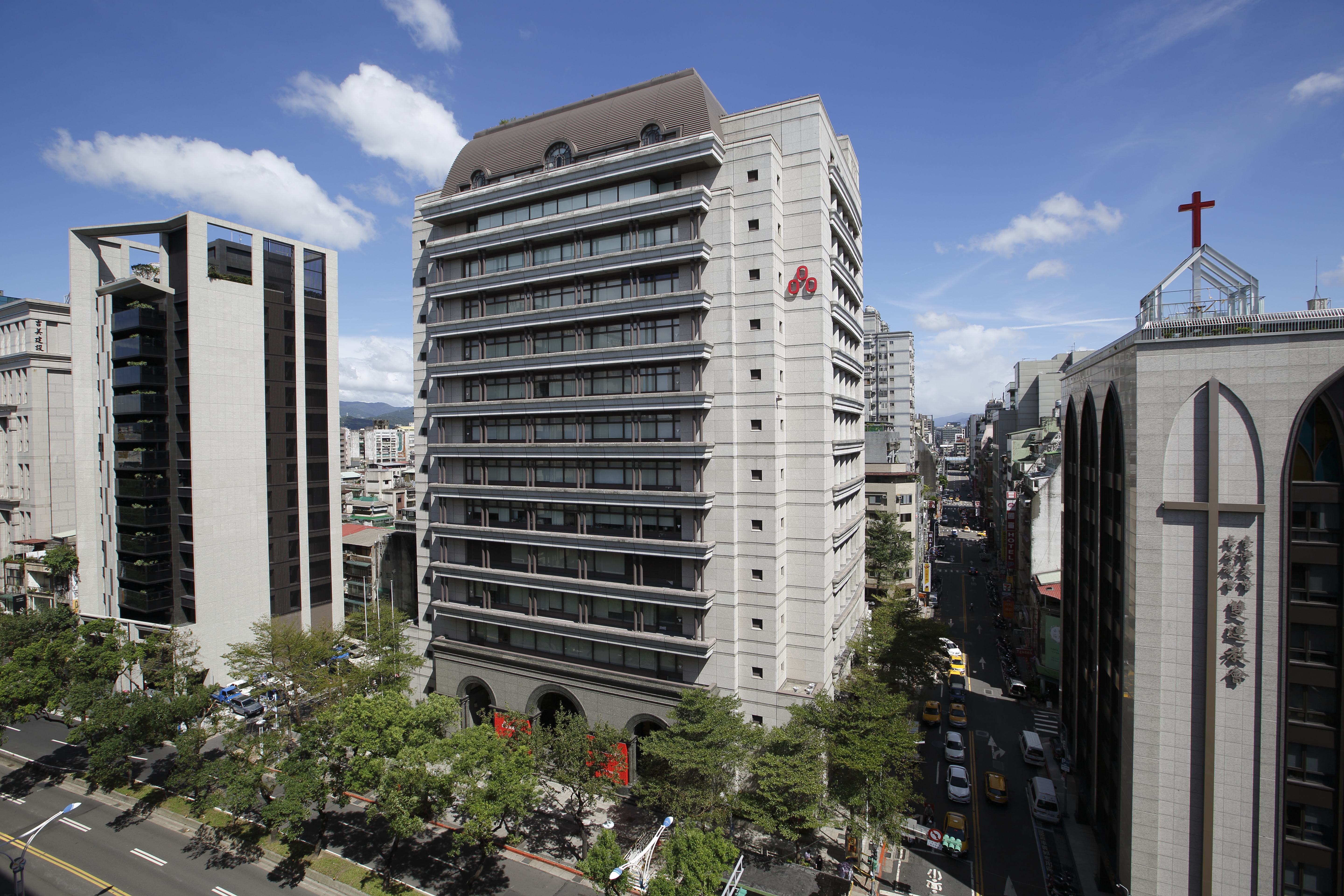 中國十一長假後，因華南市場仍持續暢旺，台泥廣東水泥全品項每噸從人民幣310元調整至340元，調幅達9.6％。 （圖為台泥總部外觀）