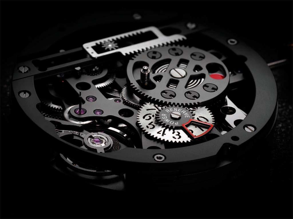 HUB1201可以算是HUBLOT的第二顆自製機芯,有別於先前主打計時功能,這枚HUB1201是比較基礎的三針功能。長效10日鍊與獨特的動儲顯示是它的特色。