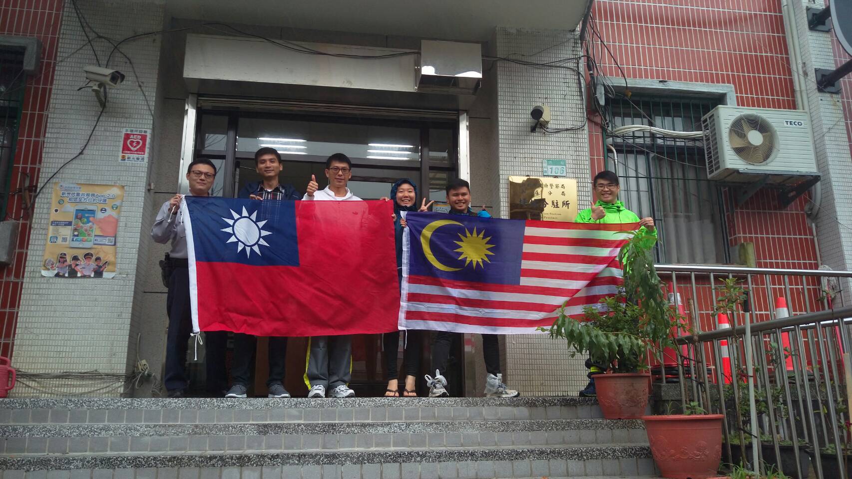 馬國背包客自行車「消風」　暖警即刻救援「打氣」