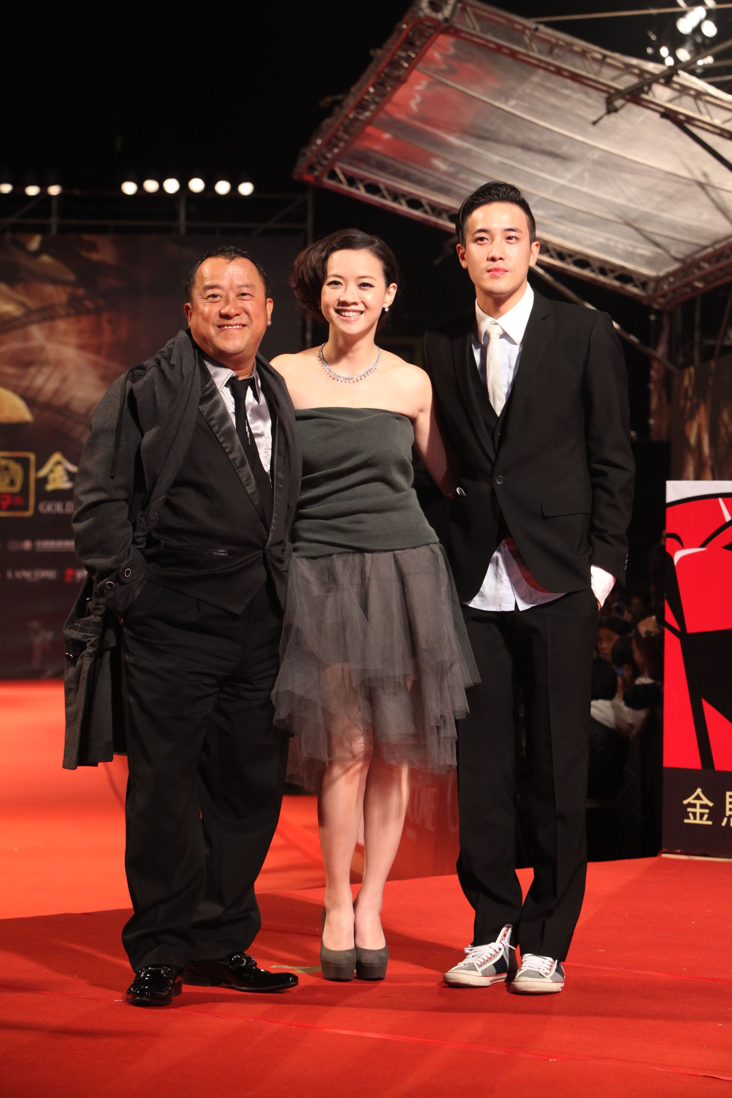 2010曾志偉（左起）與曾寶儀擔任金馬頒獎嘉賓，同年曾國祥以《戀人絮語》入圍最佳新導演獎項，三人於金馬星光大道上合影。（金馬執委會提供）