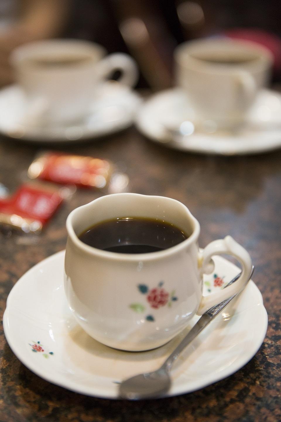 花朵形狀的咖啡杯,也是老杯子了。
