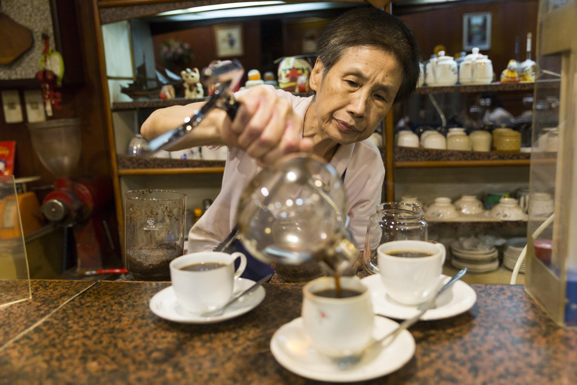 每一杯咖啡,都是由二姐親手沖煮。