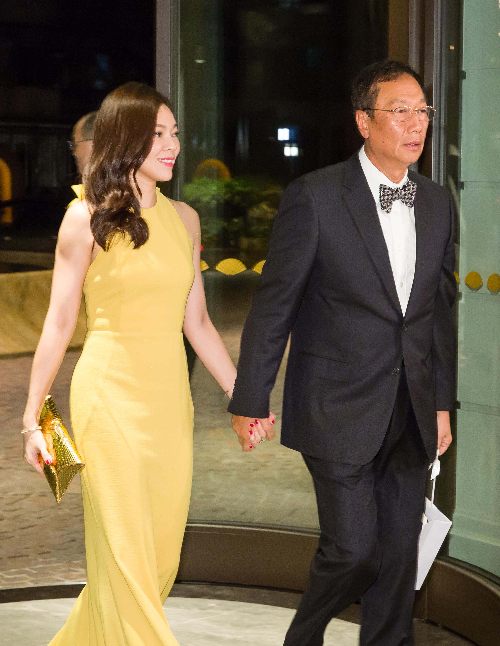 上週郭台銘帶著老婆曾馨瑩出席富邦金蔡明興女兒歸寧宴。
