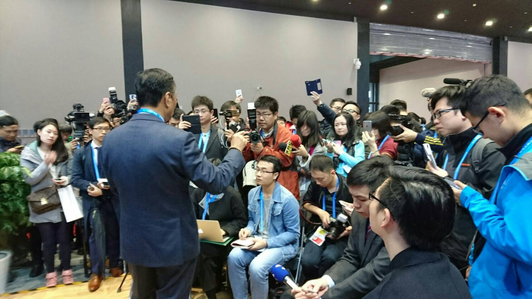 鴻海郭董選總統話題，今天在浙江烏鎮參加第三屆全球互聯網大會的郭台銘親自上陣回應。（讀者提供）
