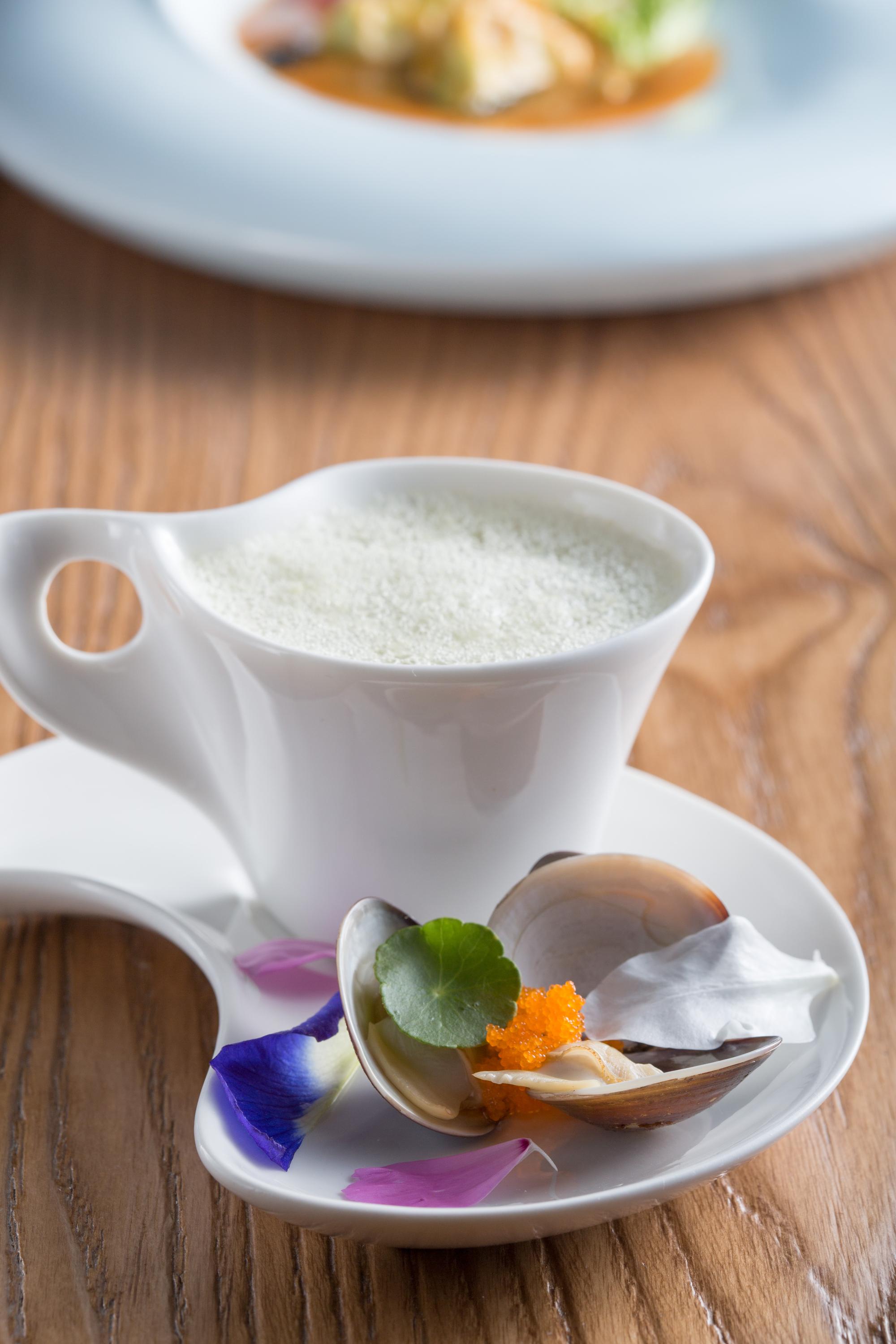 「蜆,薑,絲瓜」由蜆精和絲瓜湯混合的湯品,有熟悉的味道,體現中菜西作的概念。(假日晚餐菜色)