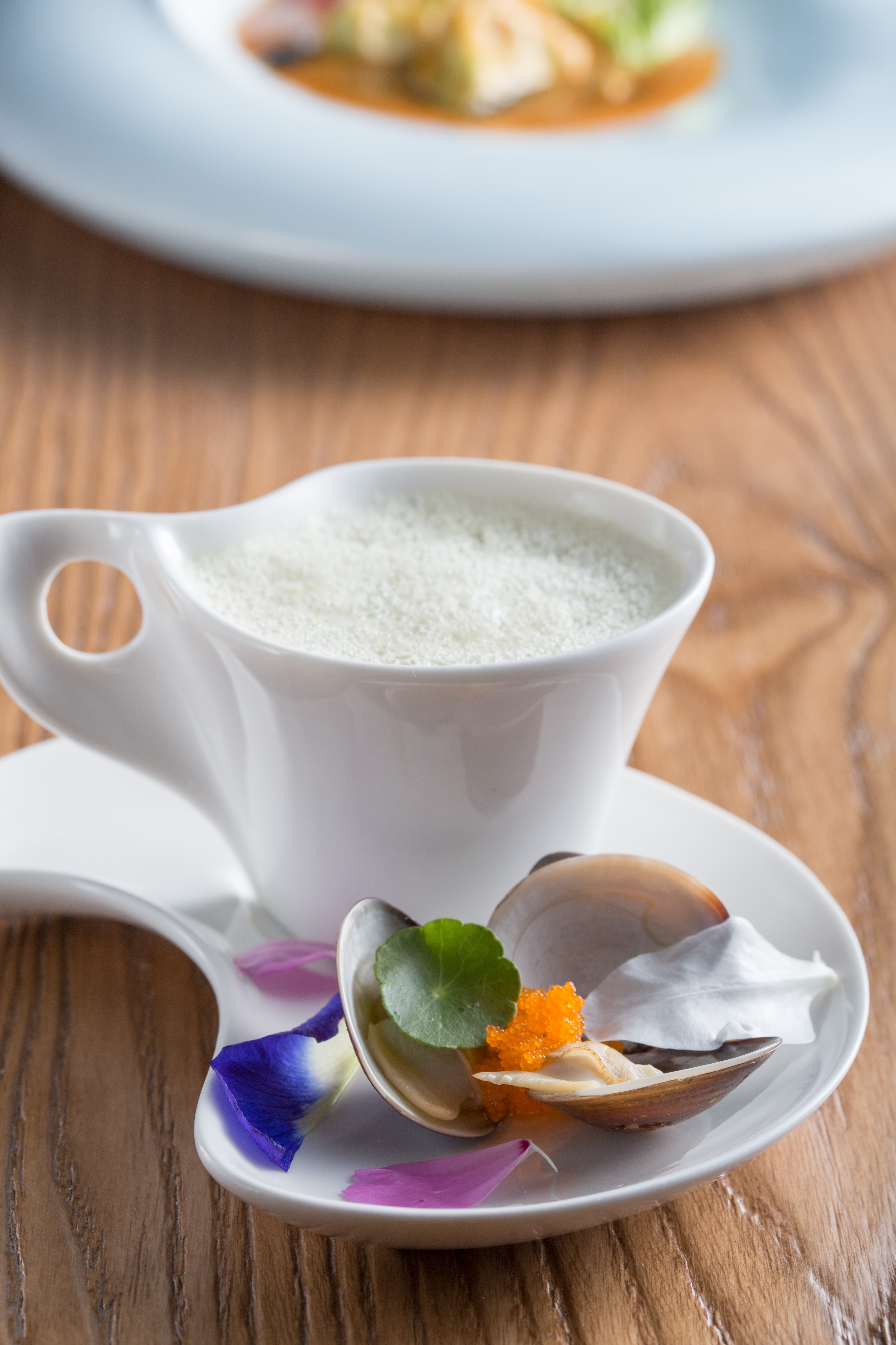 「蜆，薑，絲瓜」由蜆精和絲瓜湯混合的湯品，有熟悉的味道，體現中菜西作的概念。（假日晚餐菜色）